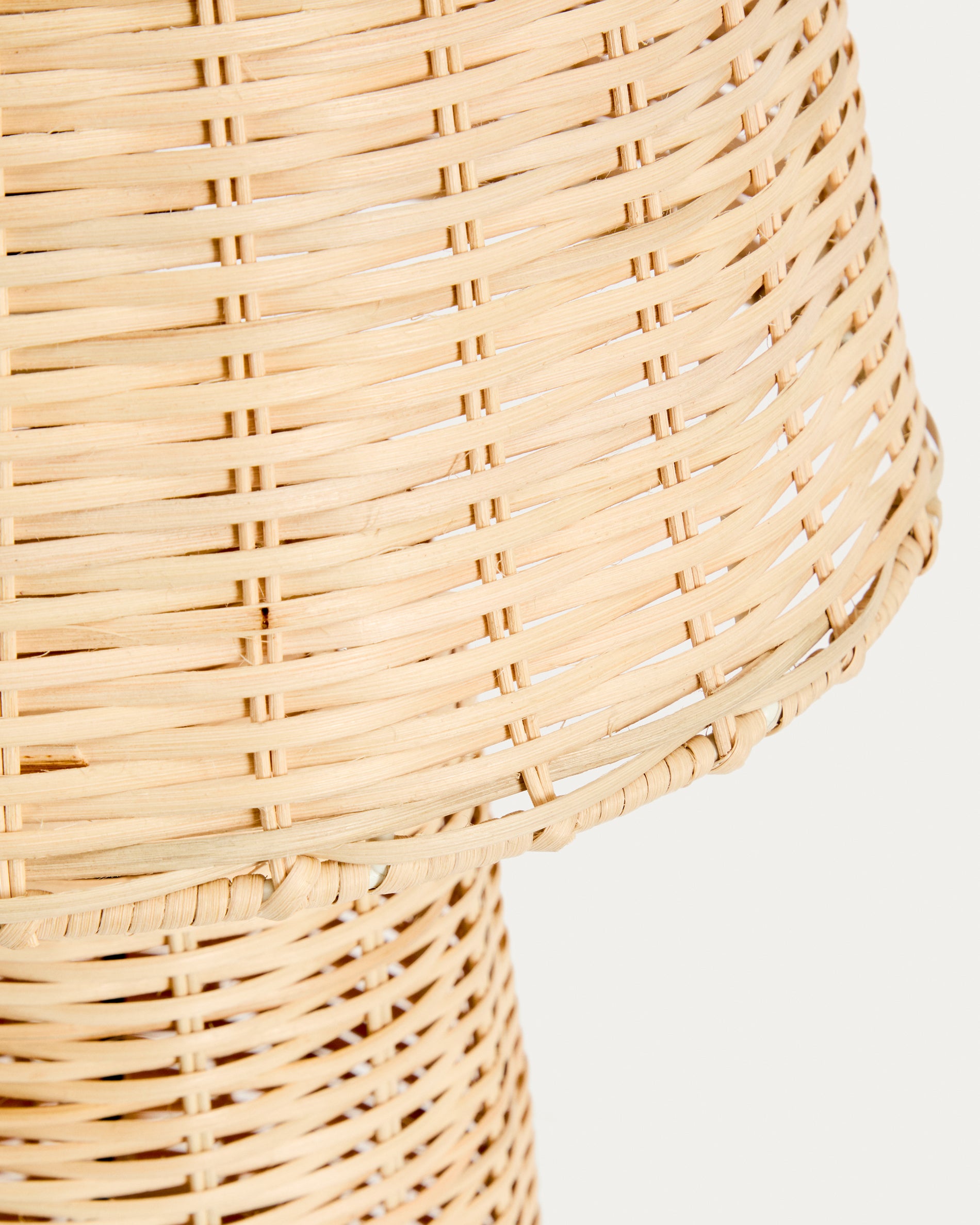 Neuda rattan table lamp with light finish - Detail
