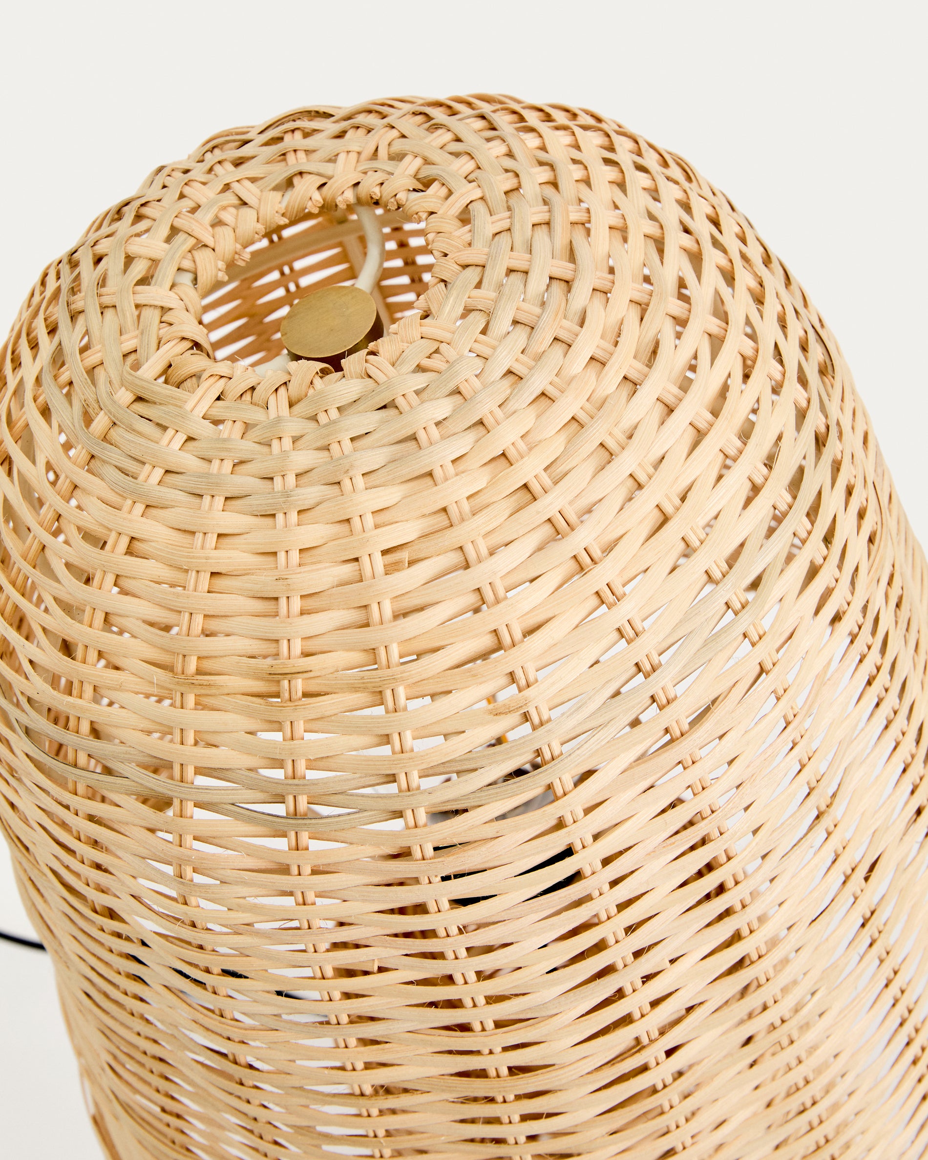 Neuda rattan table lamp with light finish - Detail