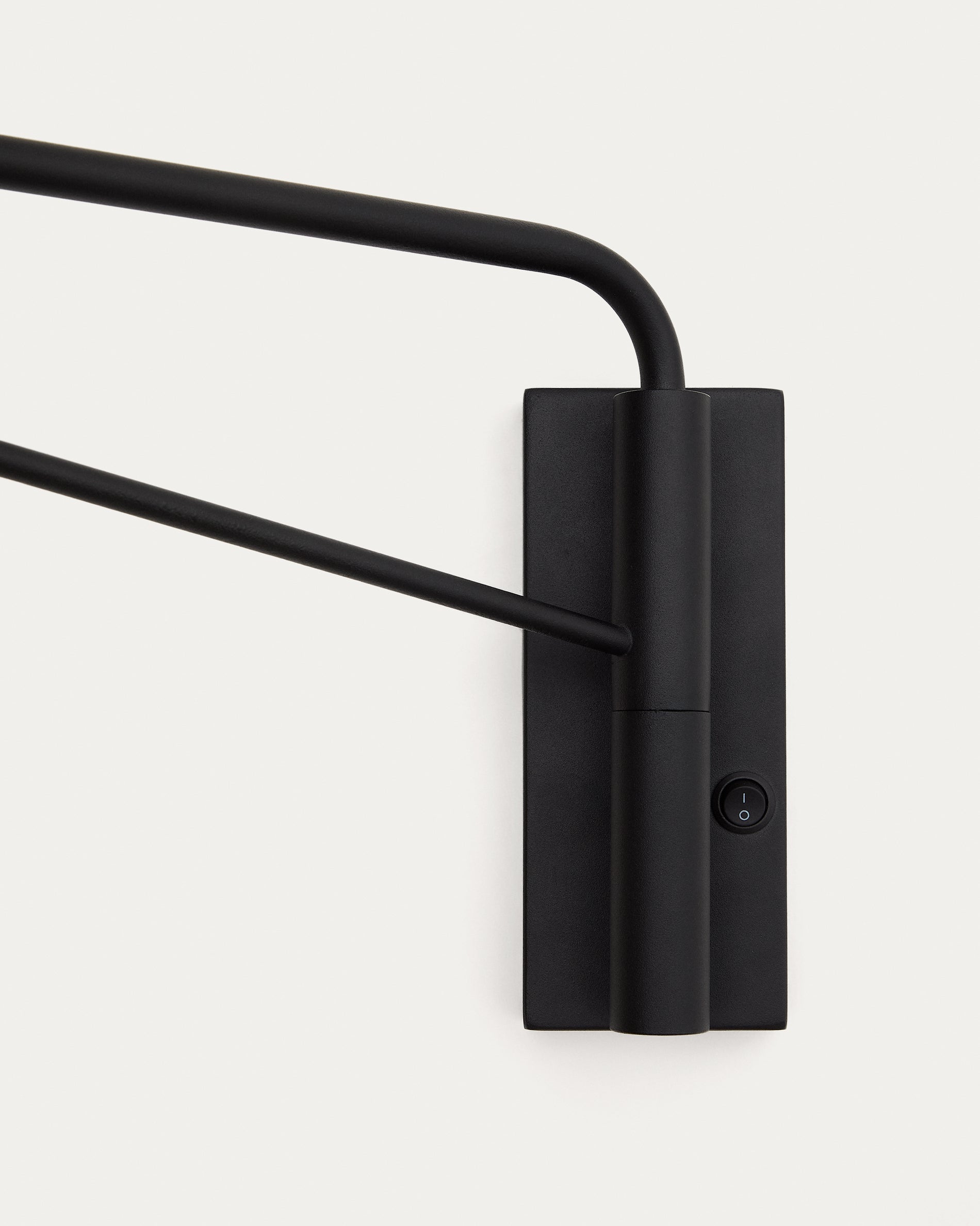 Eilo wall light in black steel with frosted glass globe - Detail