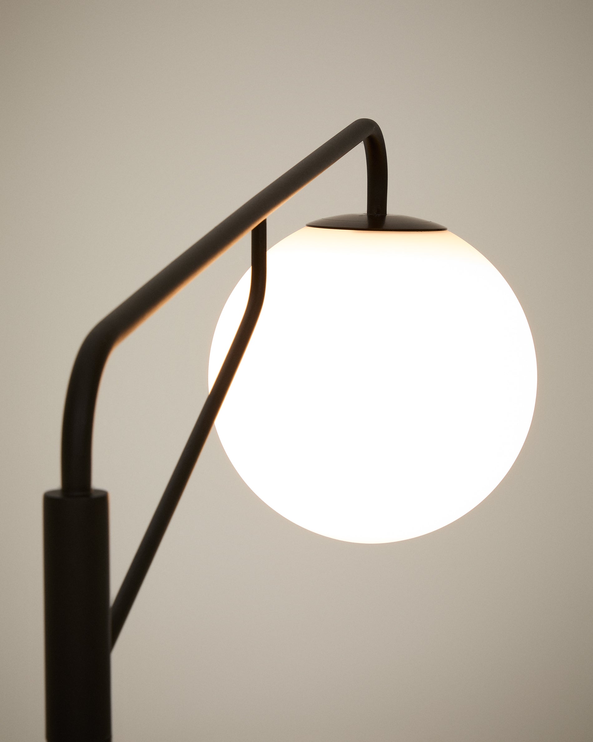 Eilo floor lamp in black steel with frosted glass globe - Detail