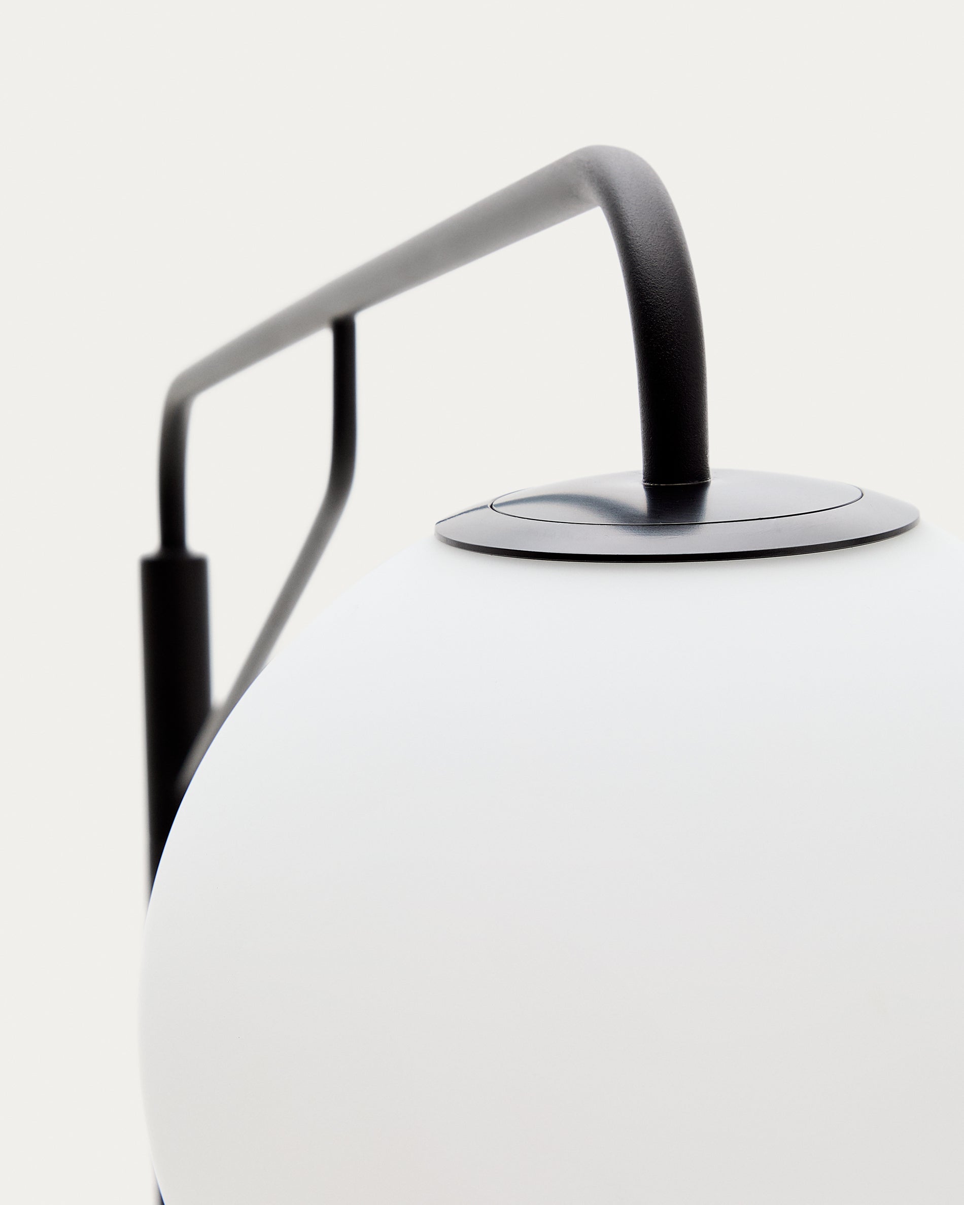 Eilo floor lamp in black steel with frosted glass globe - Detail