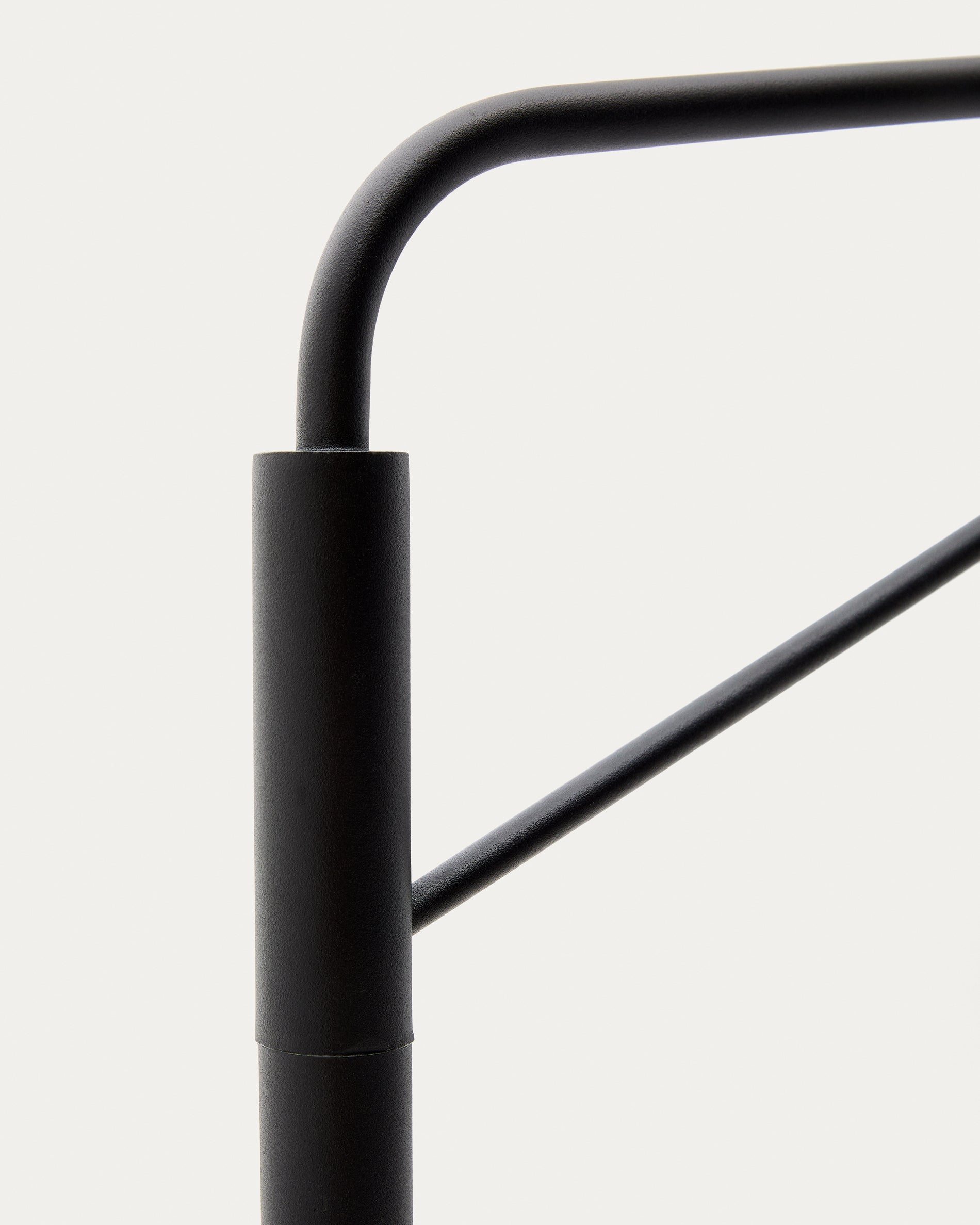 Eilo floor lamp in black steel with frosted glass globe - Detail