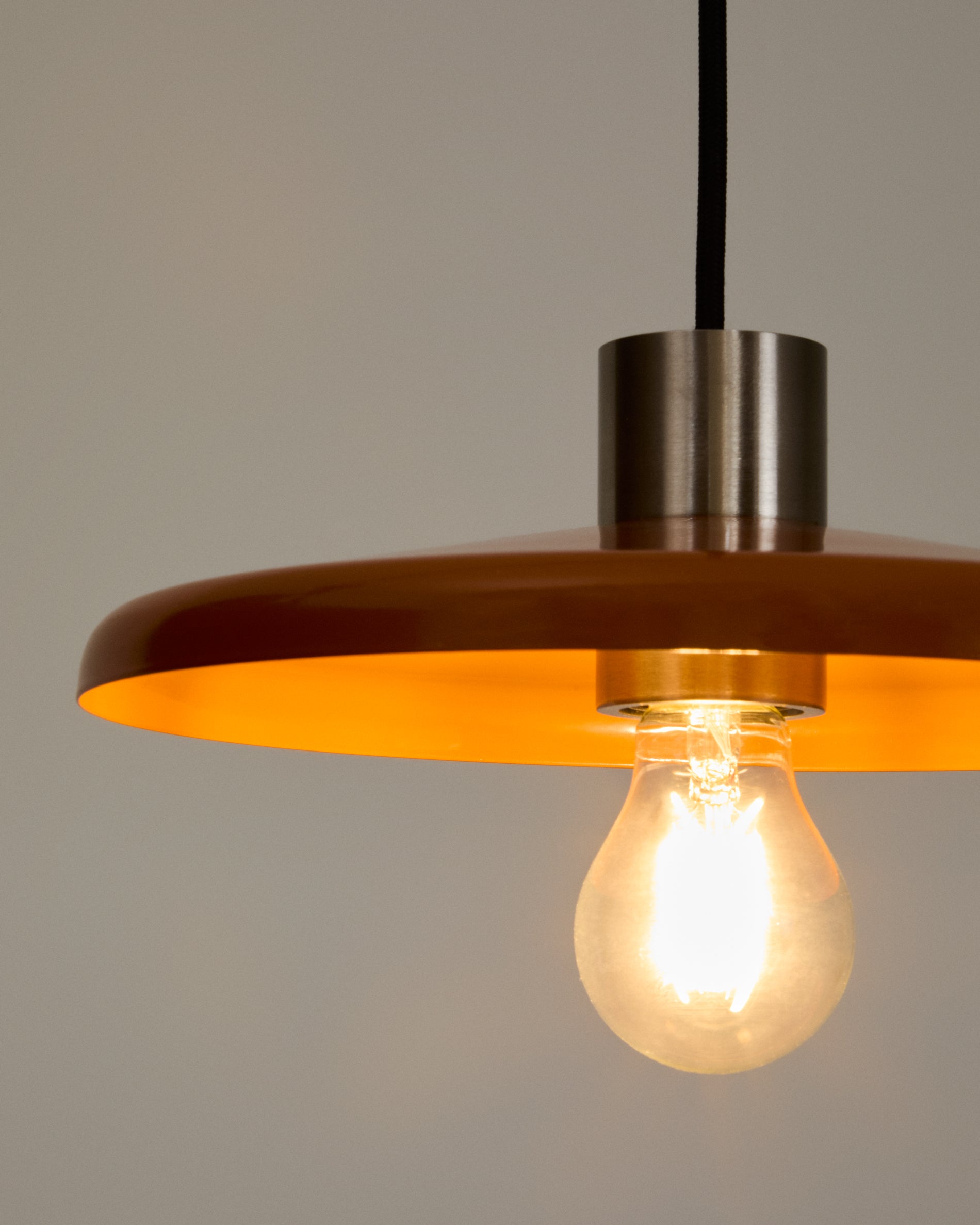 Nuvira ceiling lamp in light grey brushed metal with orange lampshade - Detail