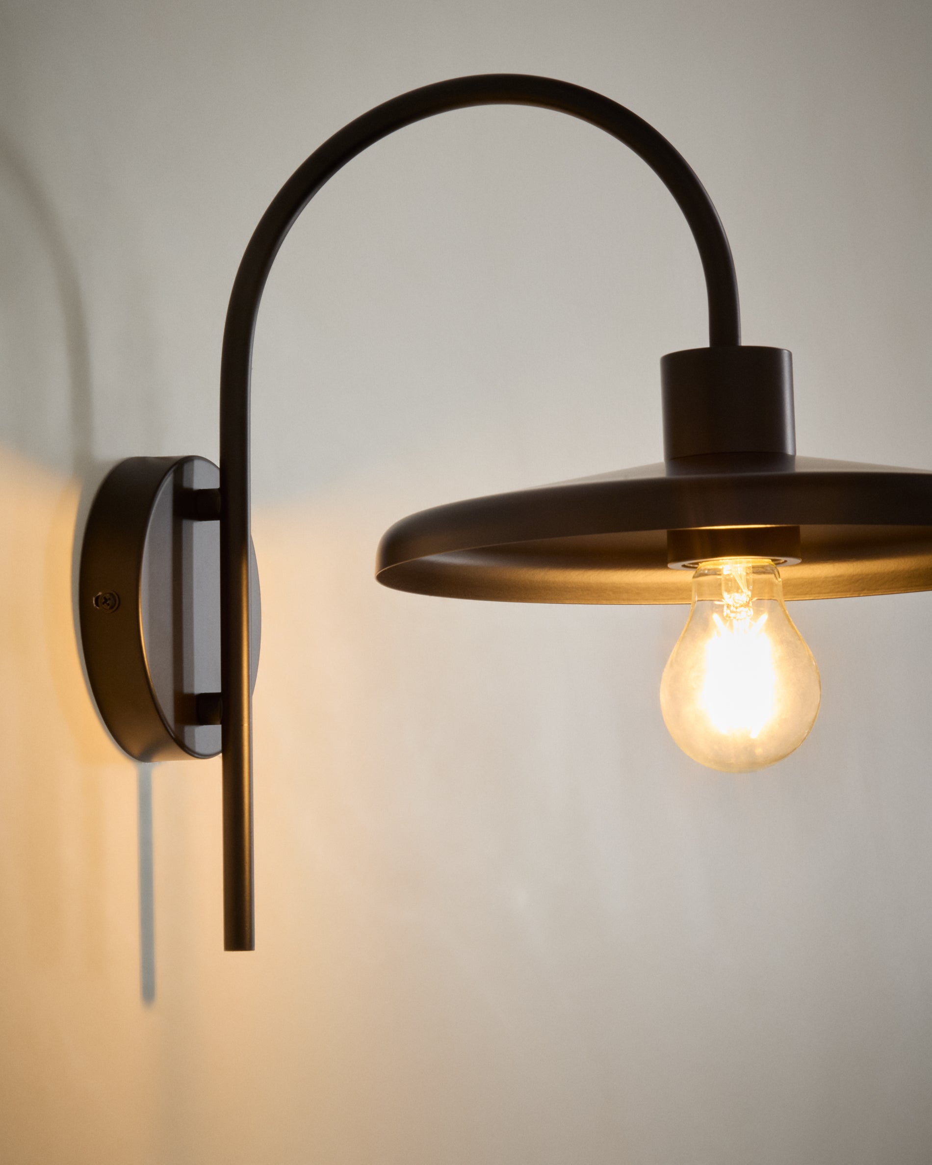 Nuvira wall light in black satin metal - Detail