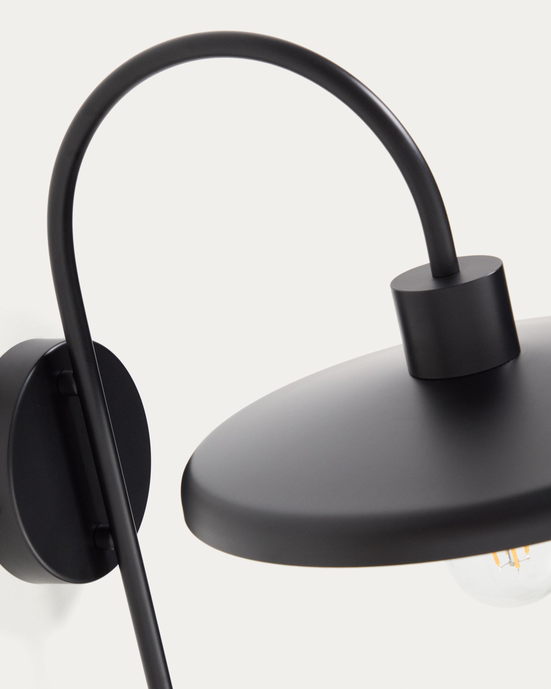 Nuvira wall light in black satin metal - Detail