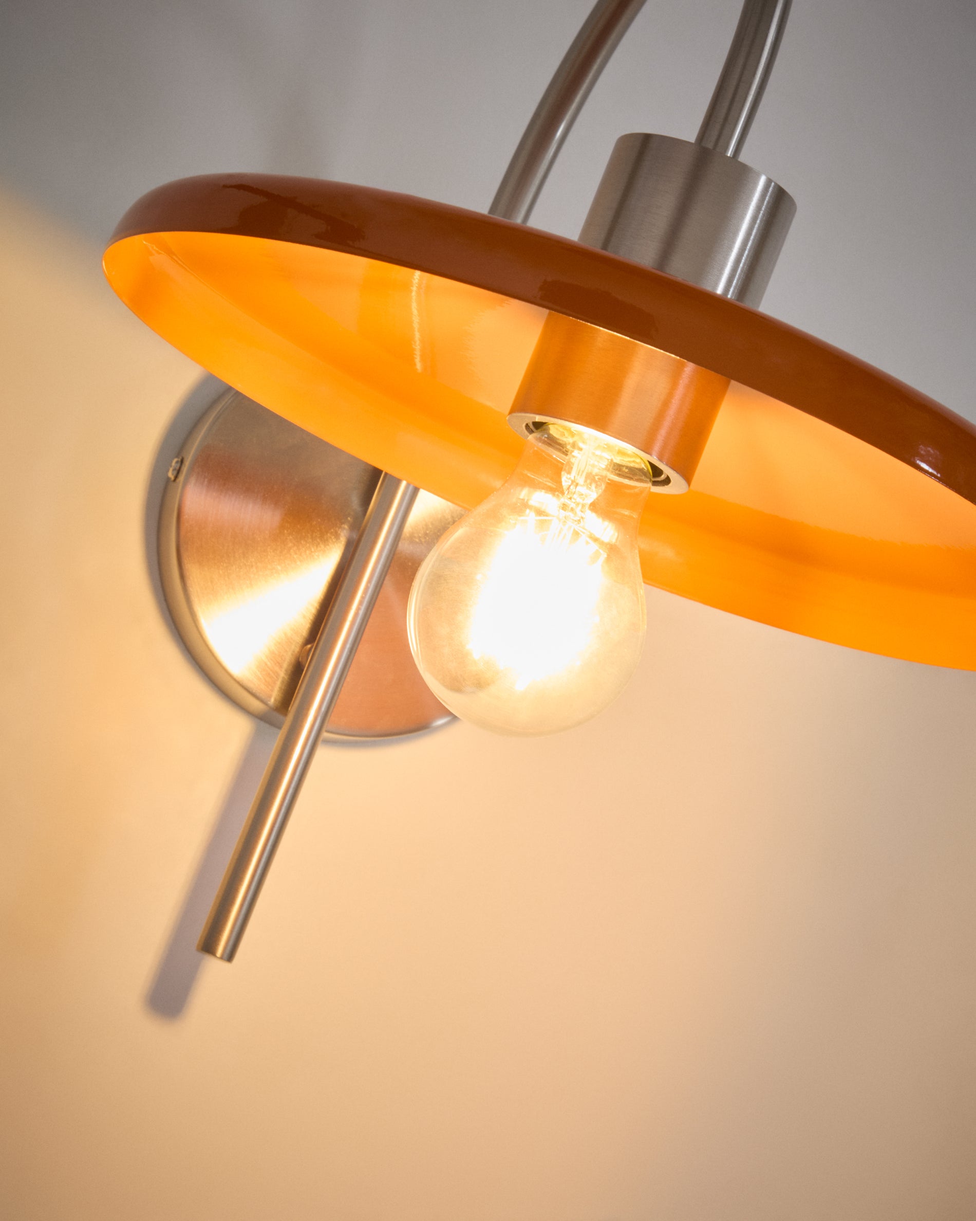 Nuvira wall light in light grey brushed metal with orange lampshade - Detail