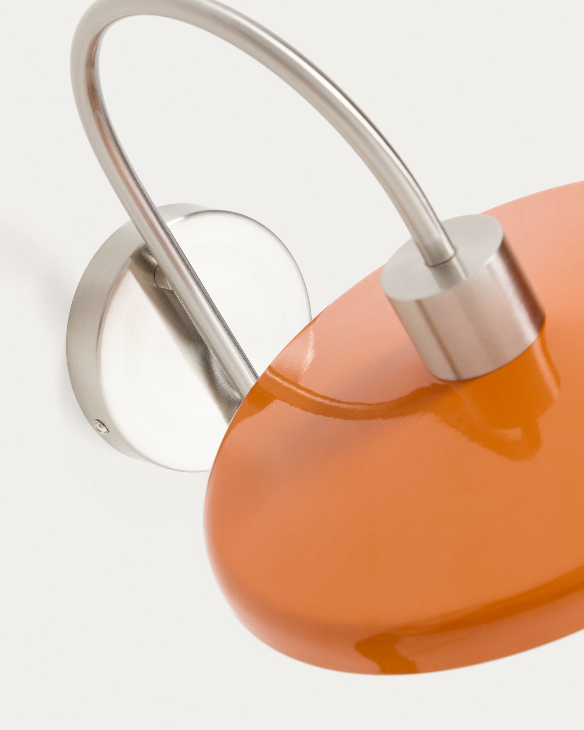 Nuvira wall light in light grey brushed metal with orange lampshade - Detail