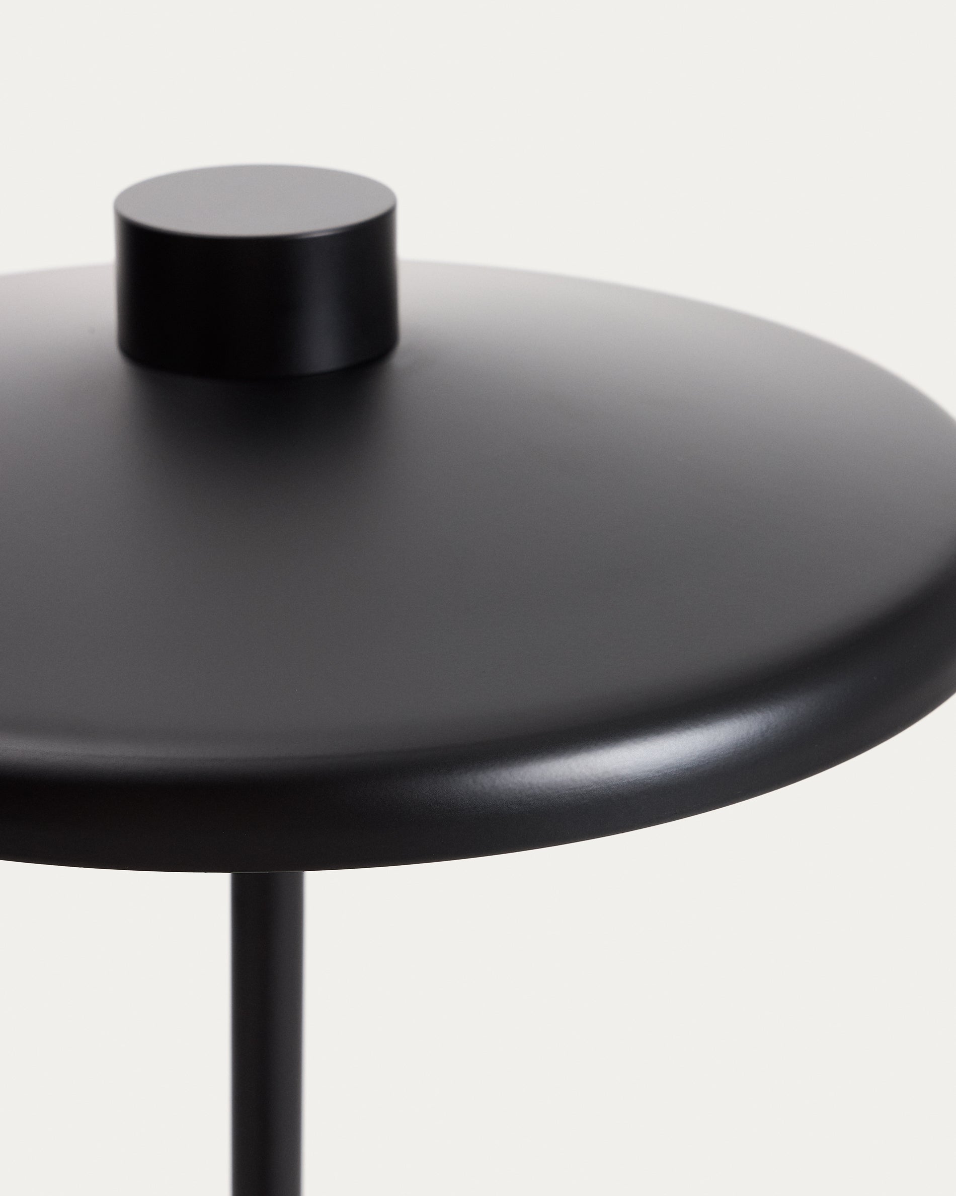 Nuvira floor lamp in black satin metal - Detail