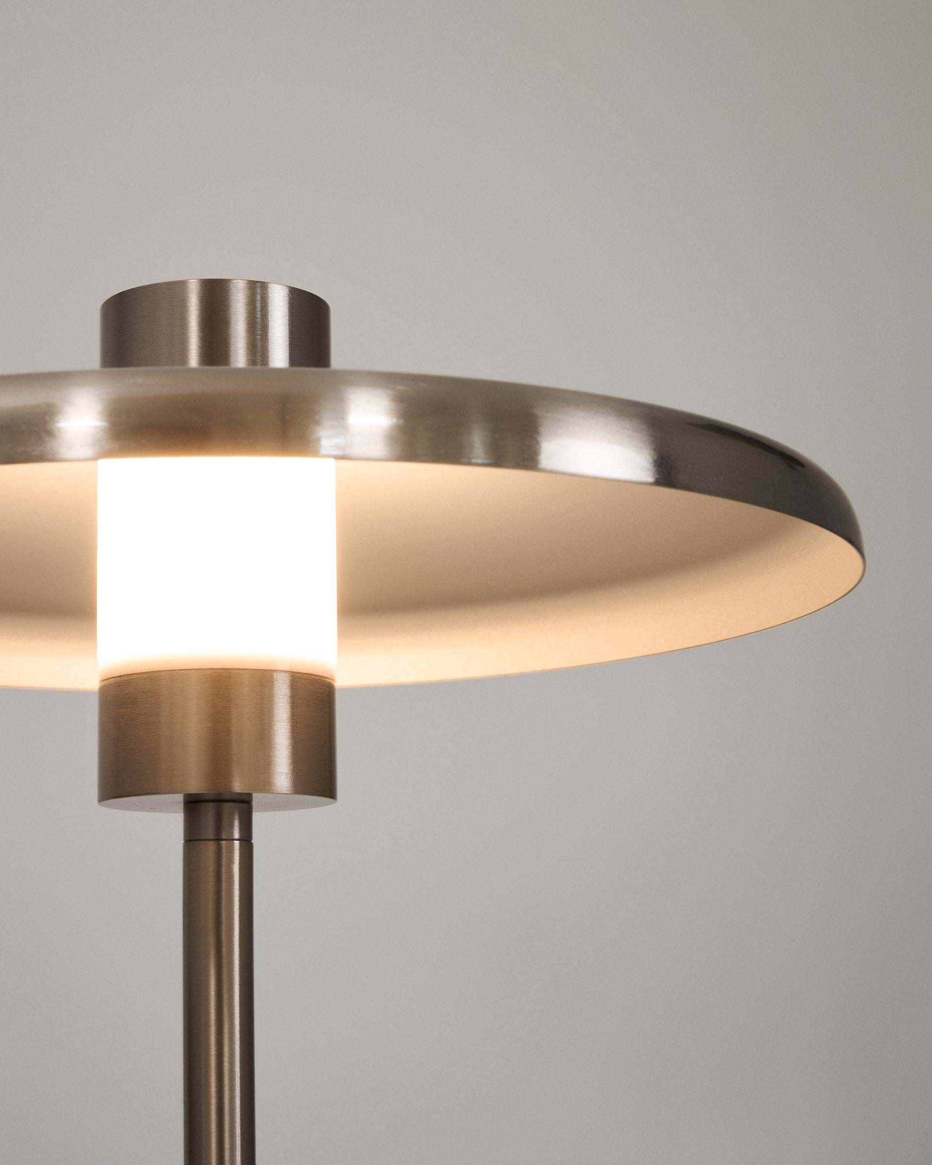 Nuvira floor lamp in light grey brushed metal - Detail
