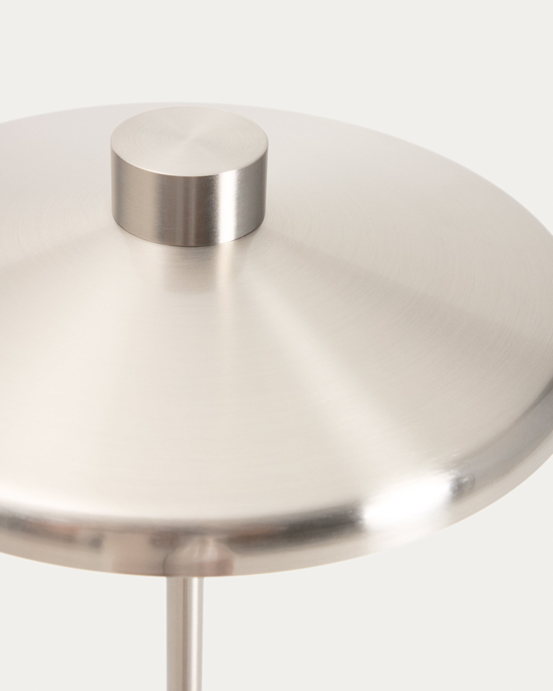 Nuvira floor lamp in light grey brushed metal - Detail