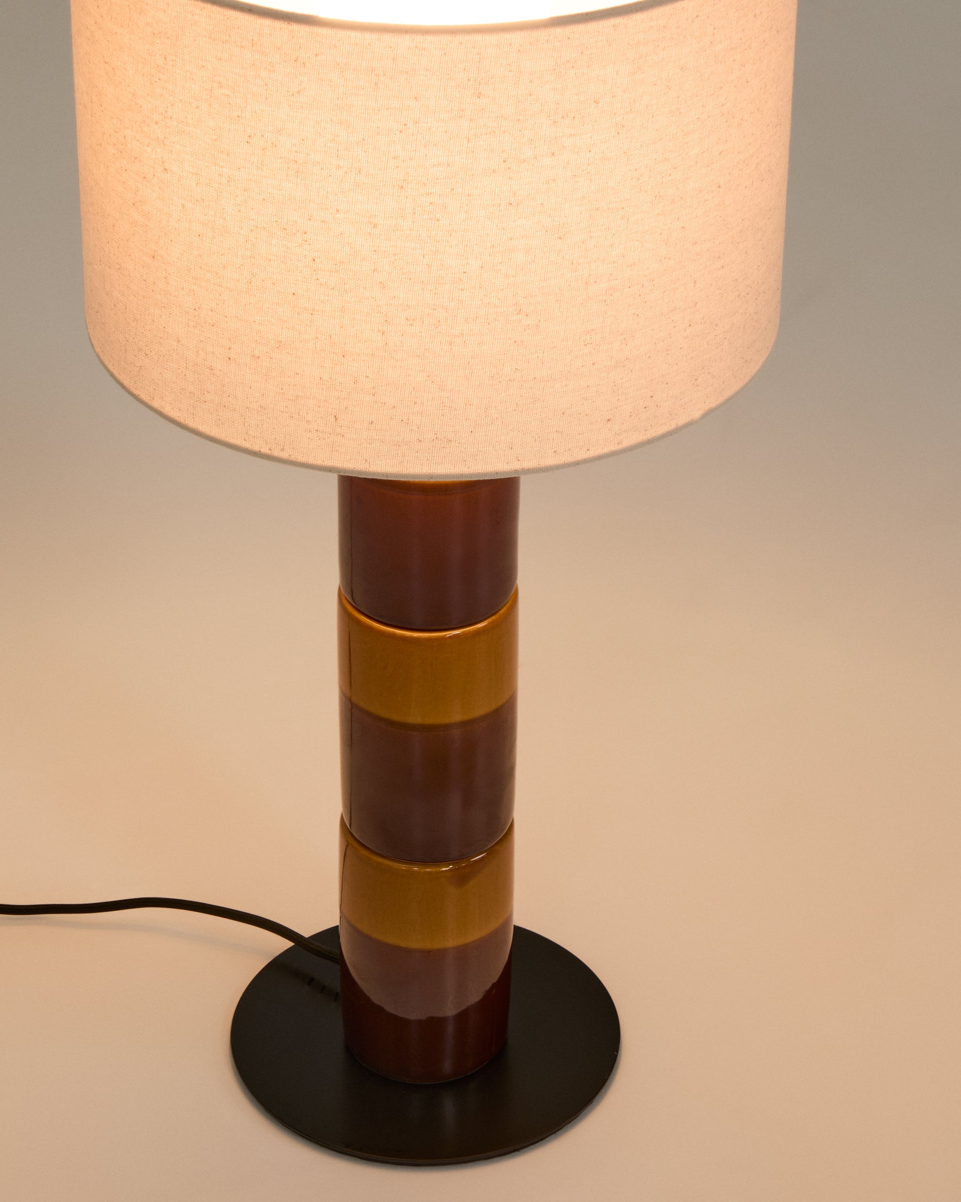 Mavran table lamp with brown and mustard ceramic base and cotton lampshade - Detail