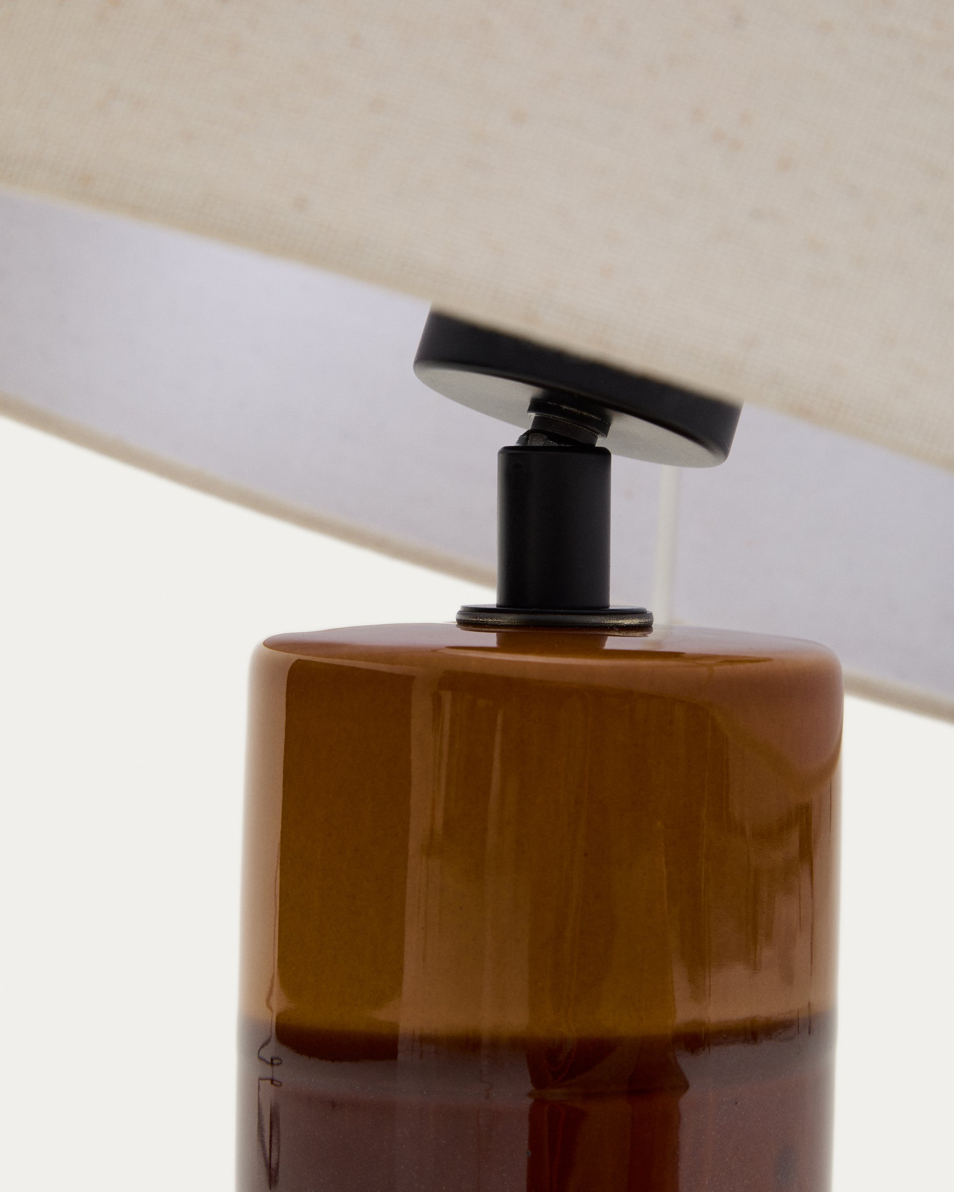 Mavran table lamp with brown and mustard ceramic base and cotton lampshade - Detail