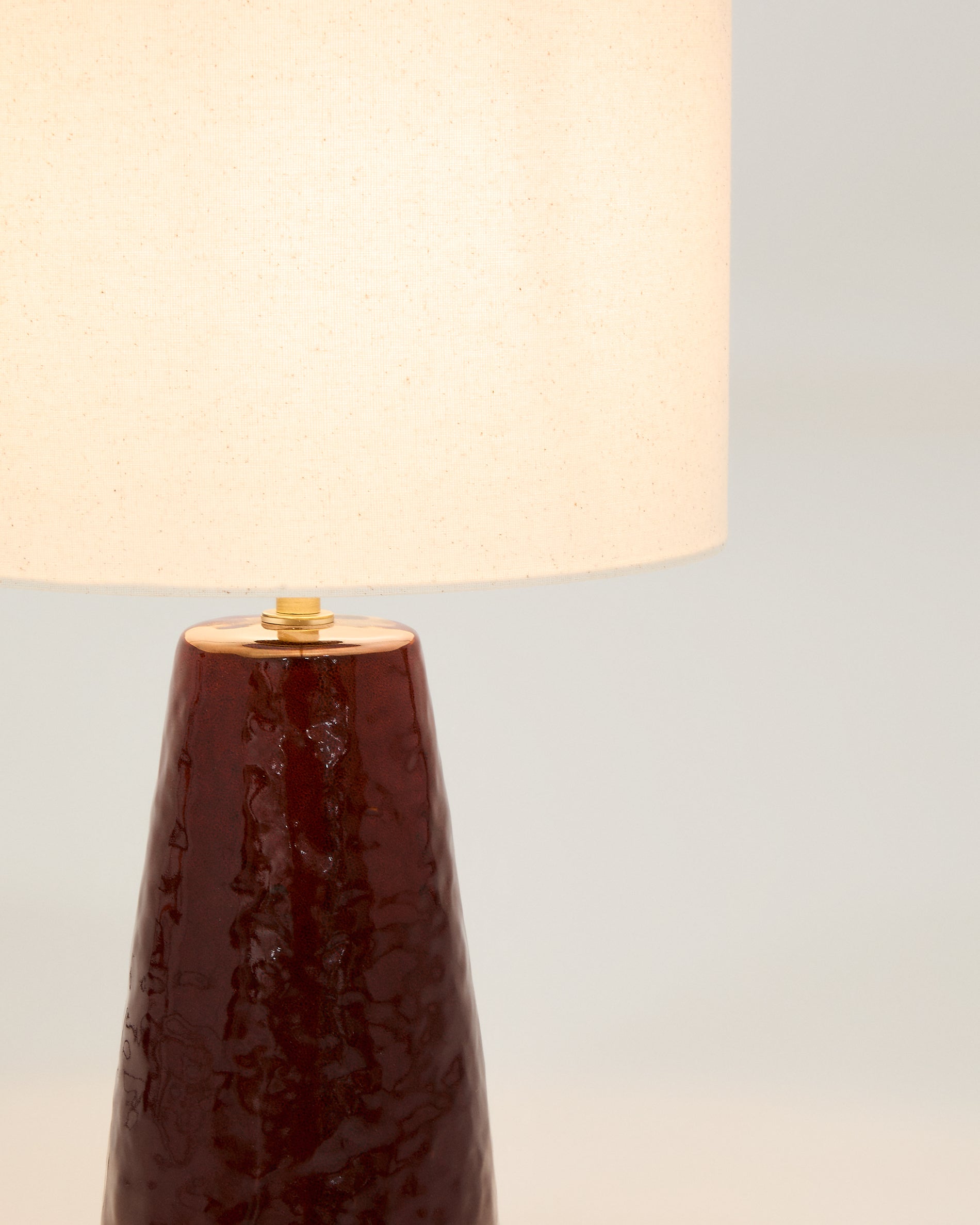 Drava table lamp in burgundy ceramic with cotton shade - Detail