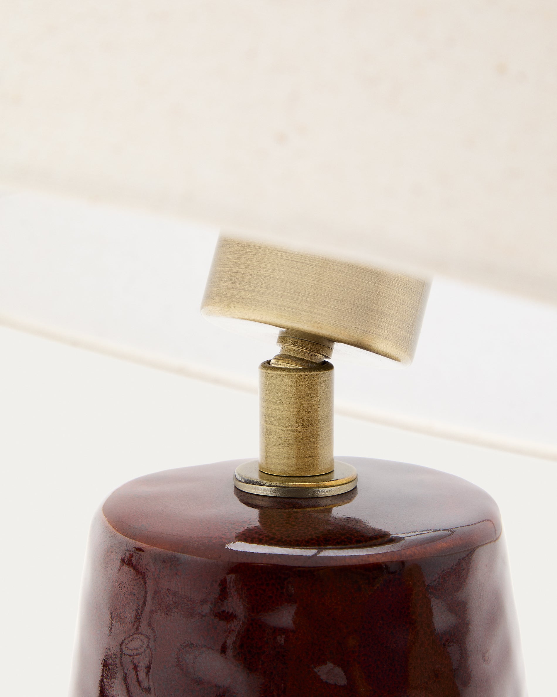 Drava table lamp in burgundy ceramic with cotton shade - Detail
