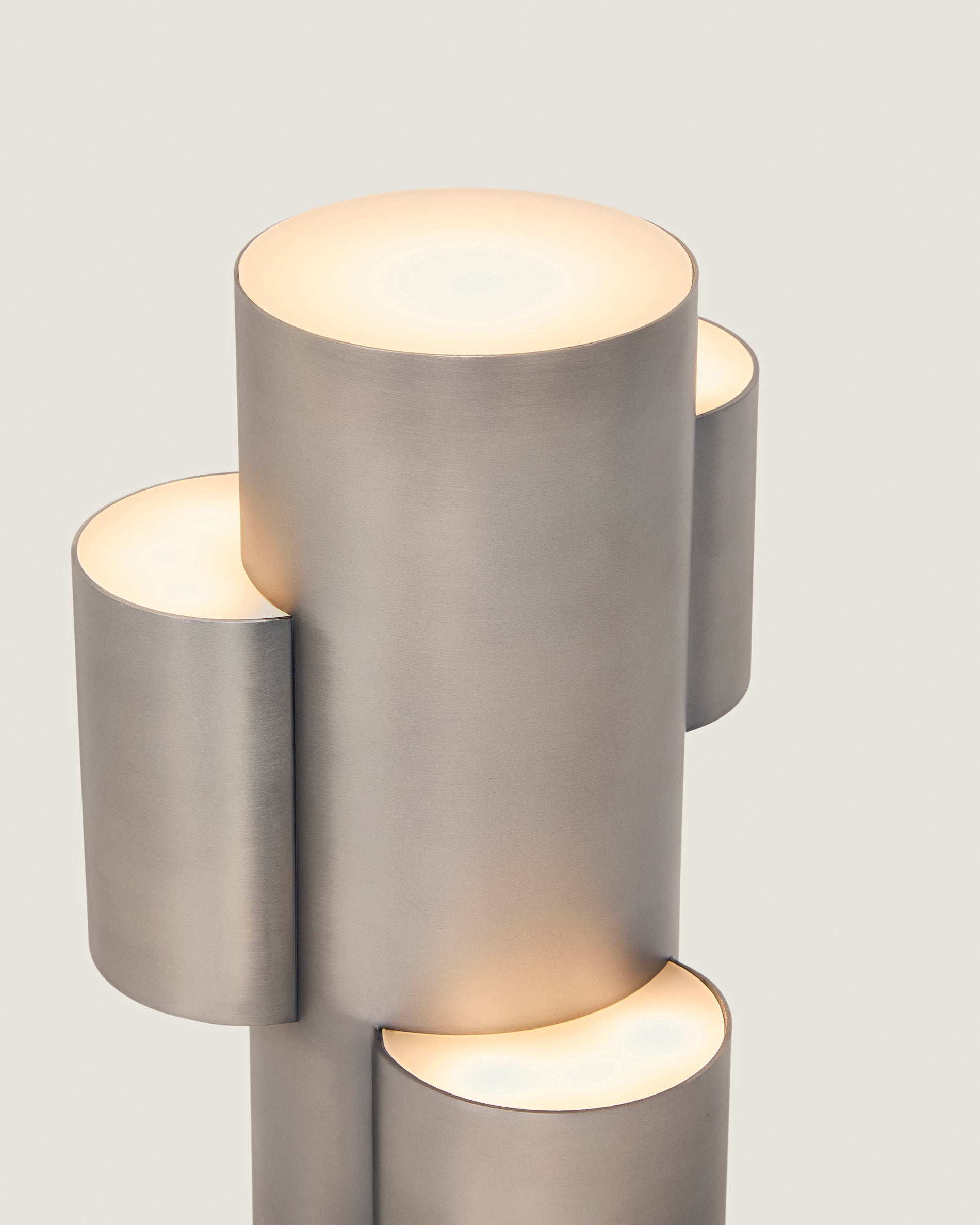 Adrina portable LED table lamp in light grey metal with brushed finish - Detail