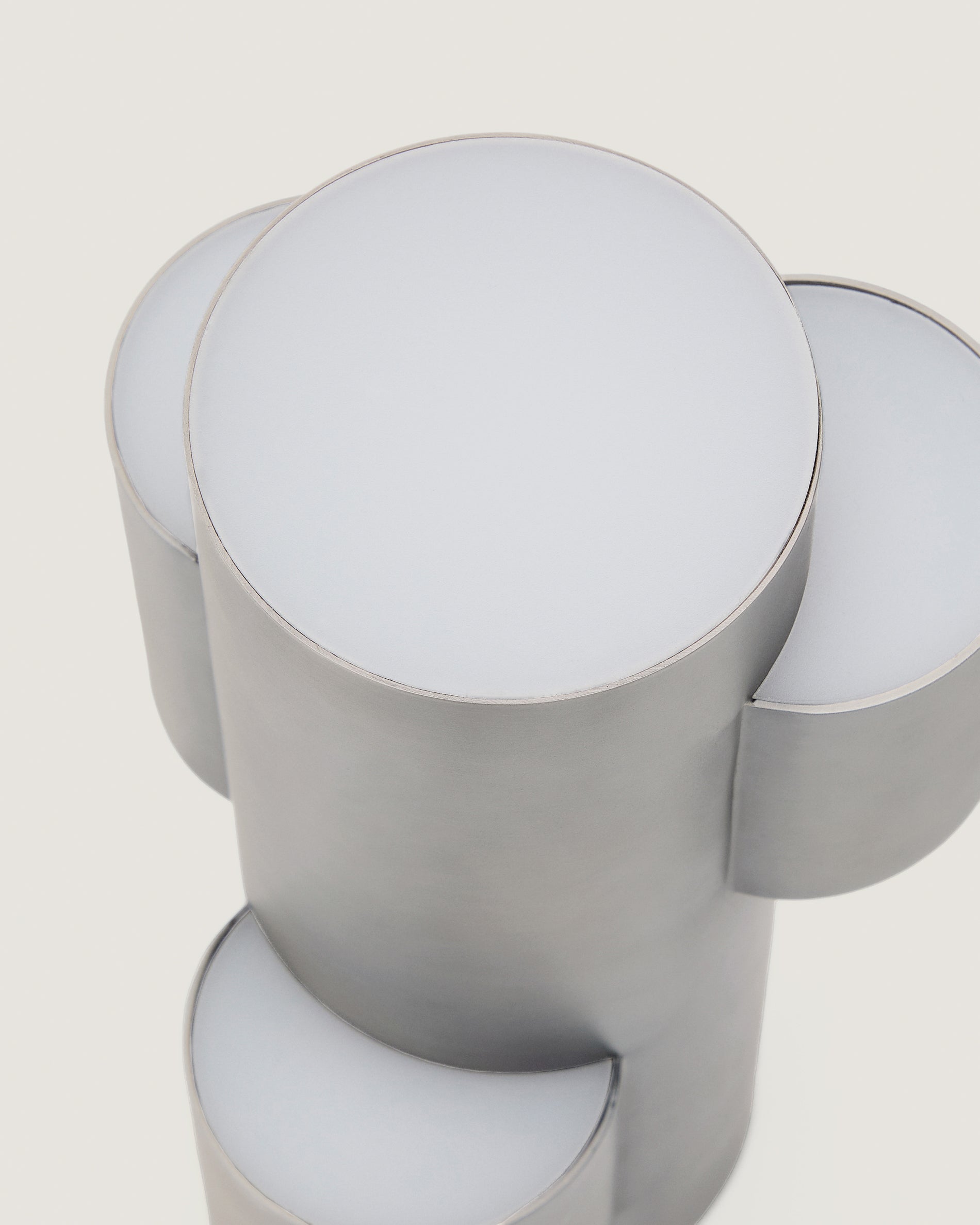 Adrina portable LED table lamp in light grey metal with brushed finish - Detail