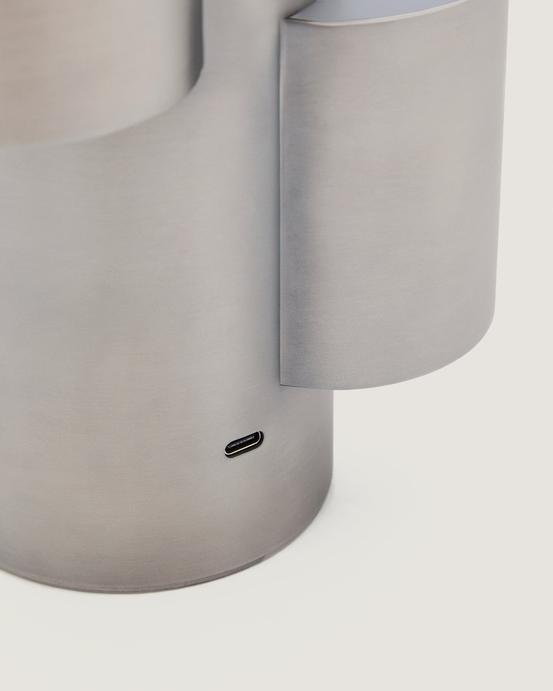 Adrina portable LED table lamp in light grey metal with brushed finish - Detail