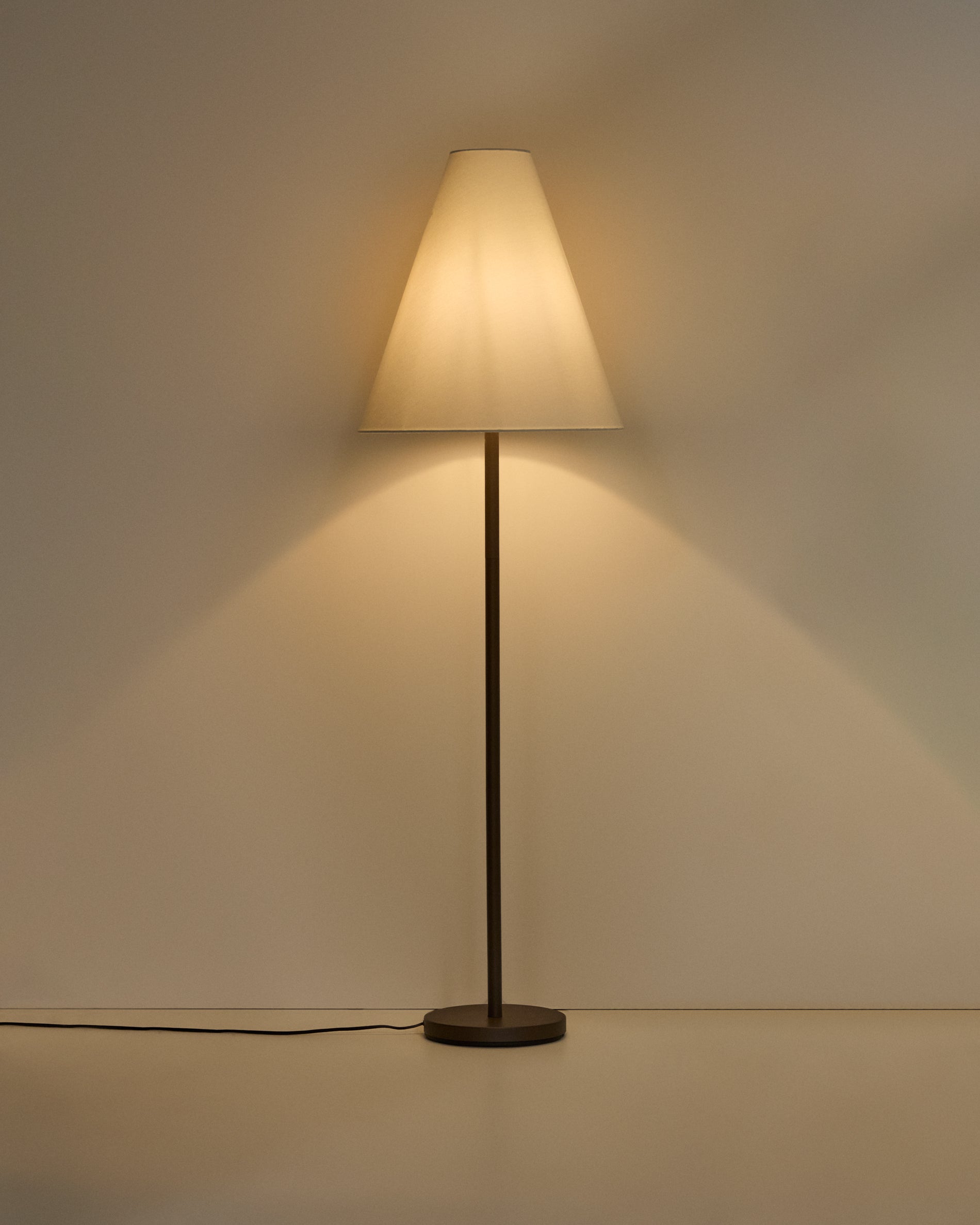 Navat metal floor lamp with brown distressed finish - Product View