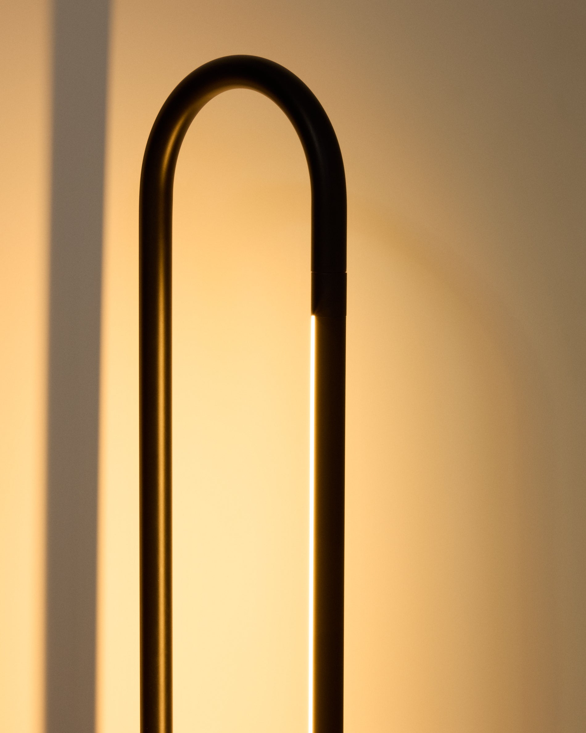 Bow black aluminium floor lamp - Detail