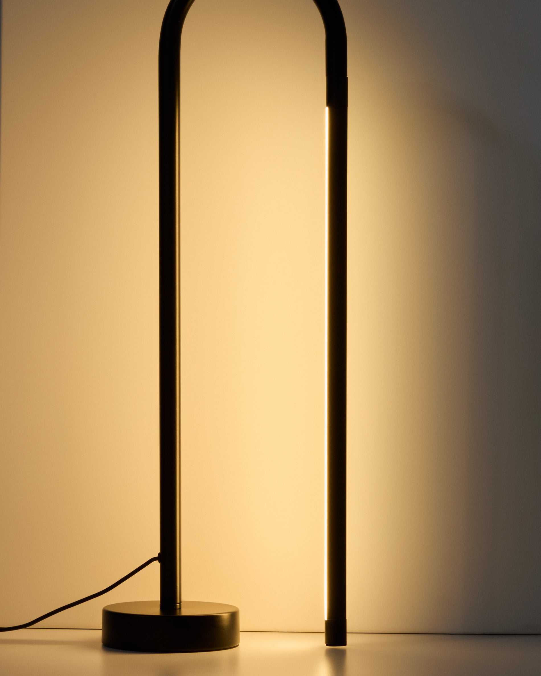 Bow black aluminium table lamp - Detail