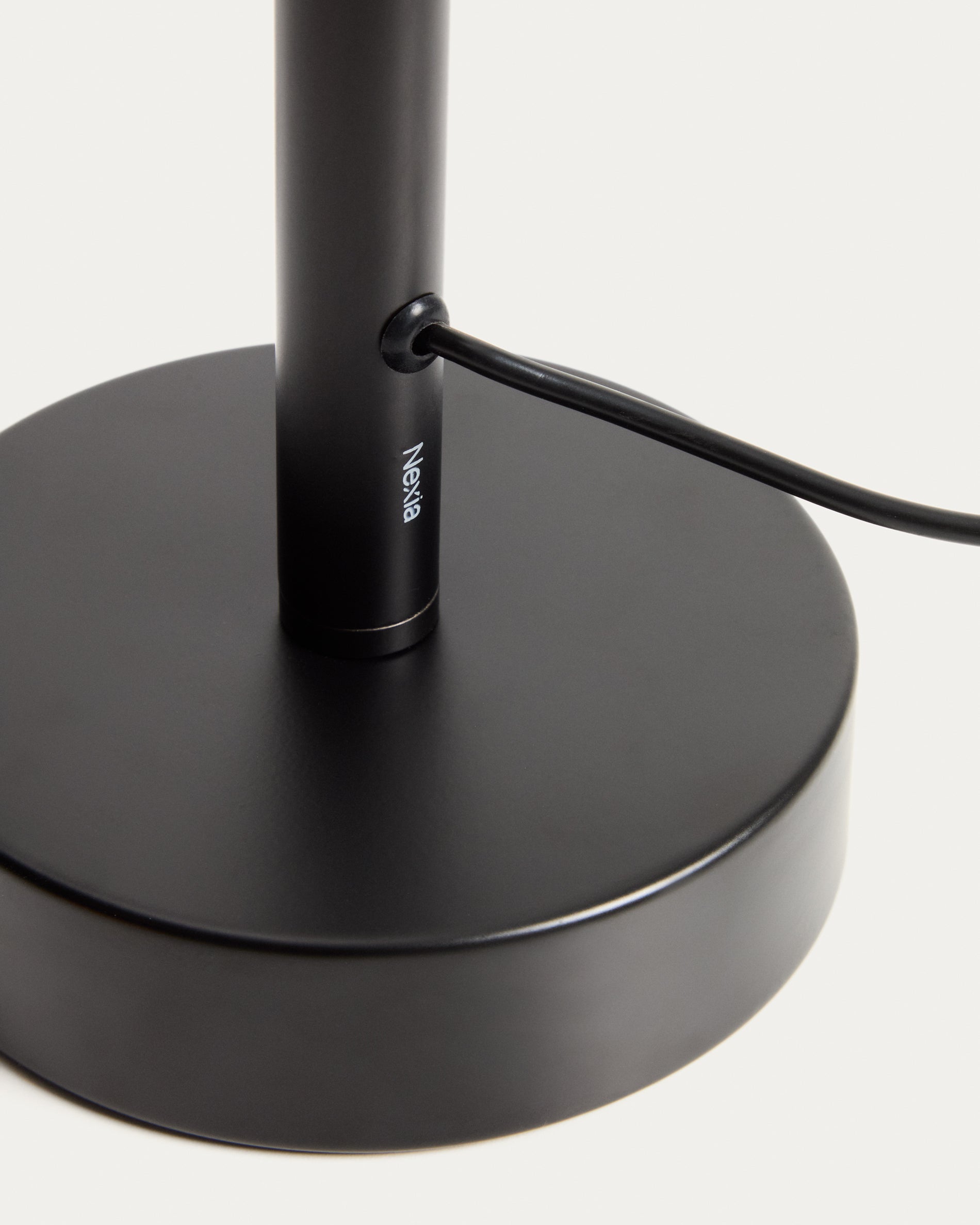 Bow black aluminium table lamp - Detail