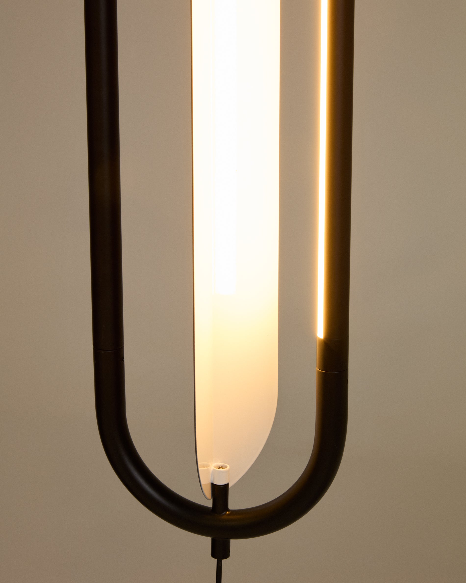 Bow black aluminium ceiling lamp Ø 16 cm - Detail