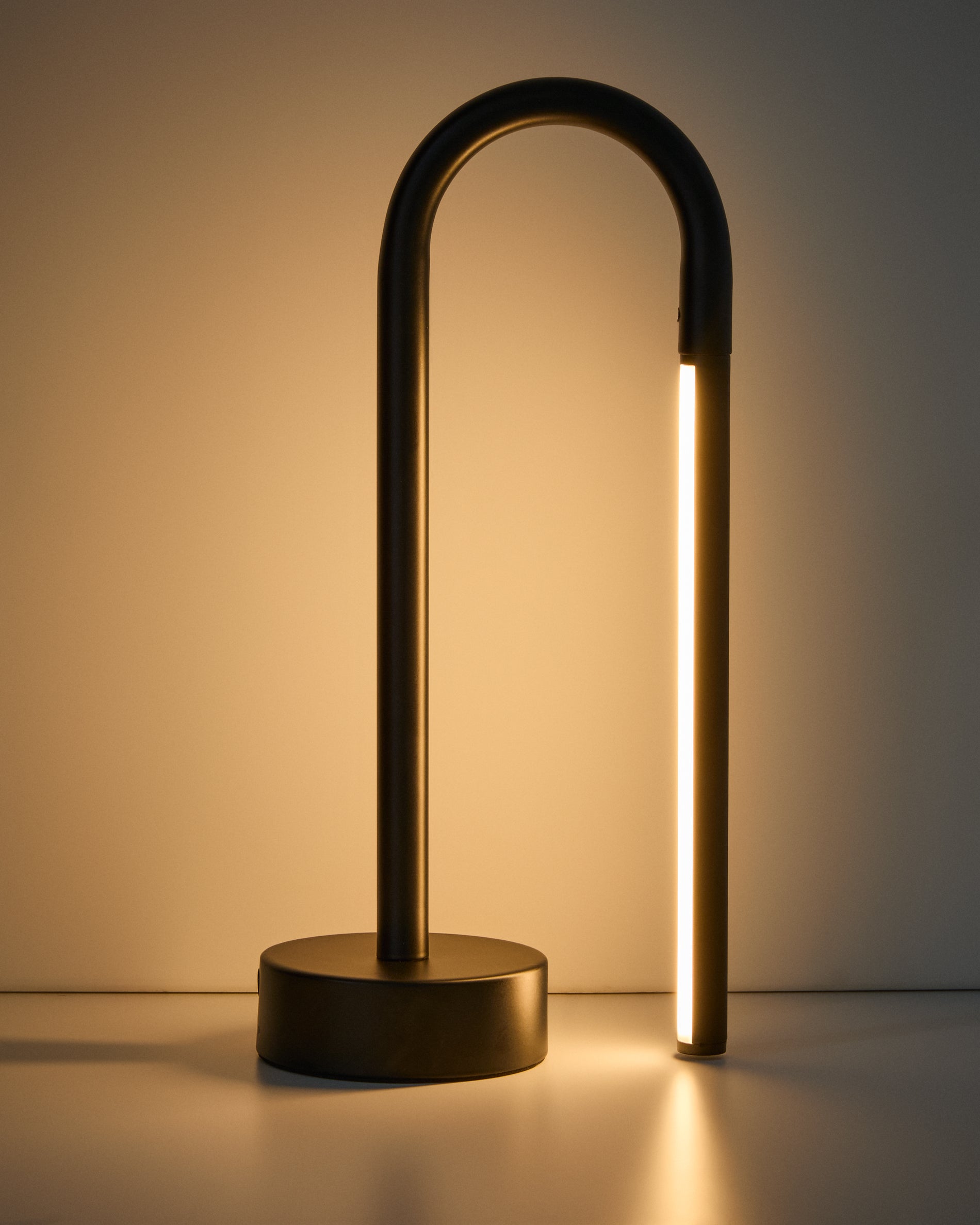 Bow black aluminium portable table lamp - Detail