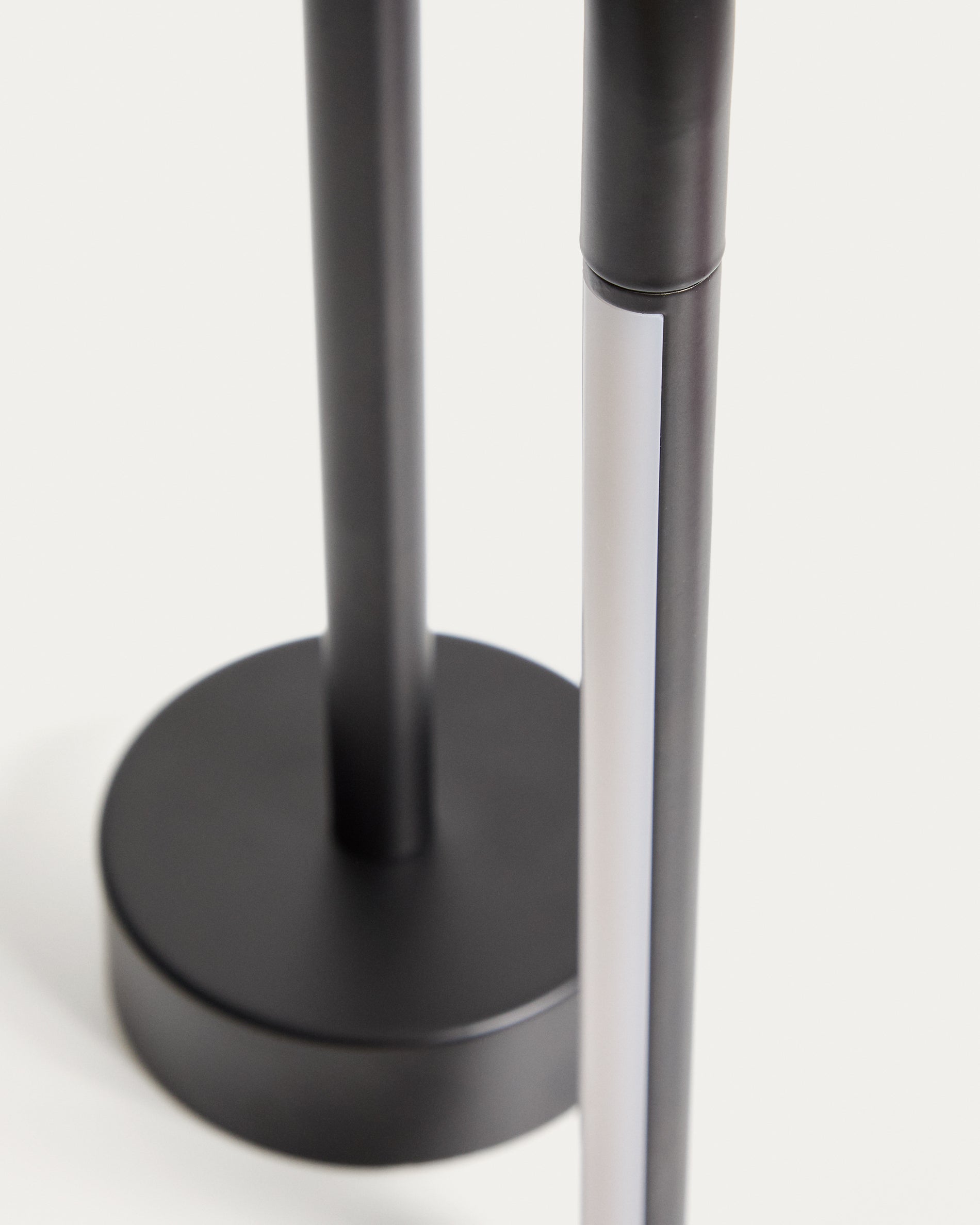 Bow black aluminium portable table lamp - Detail