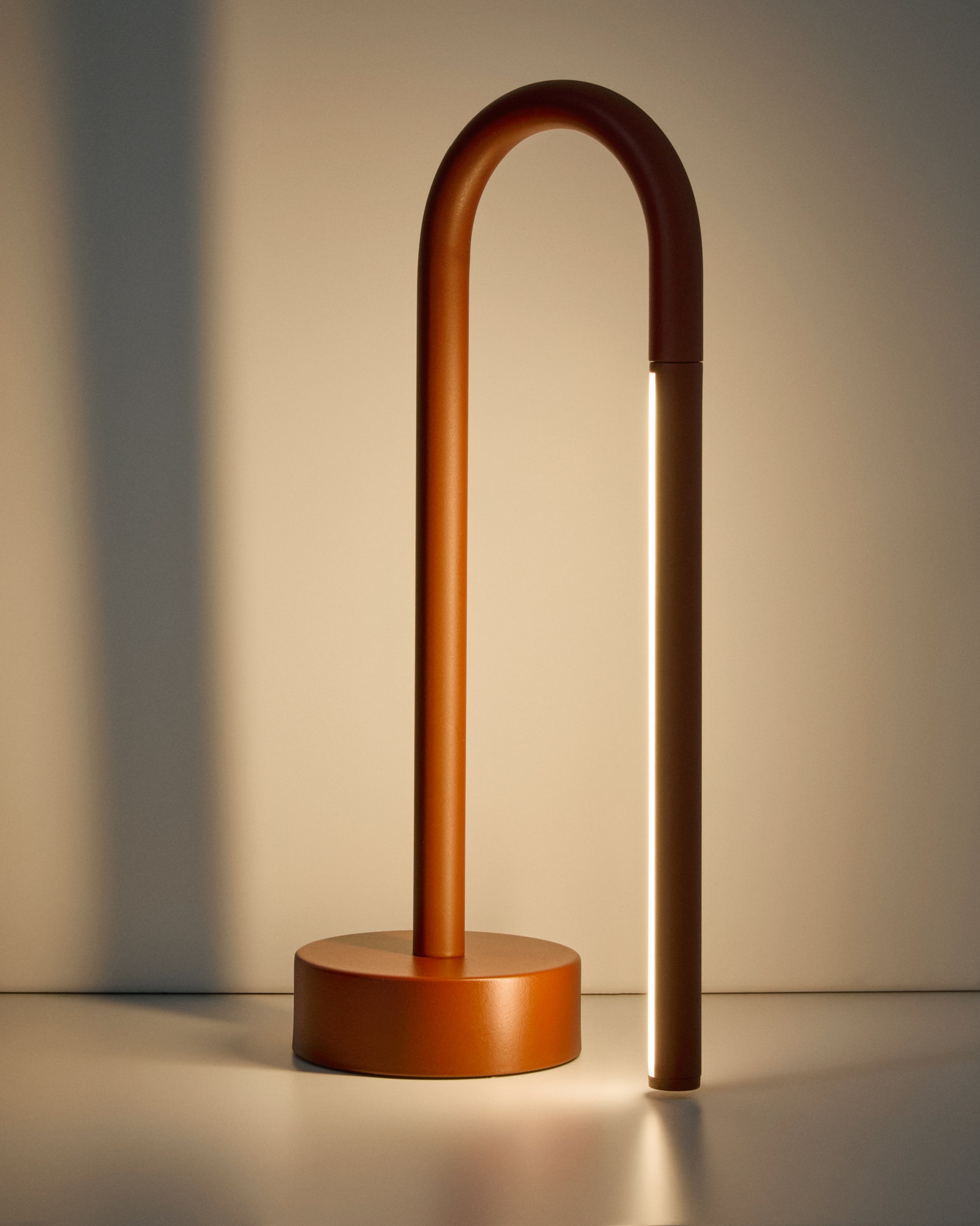 Bow red aluminium portable table lamp - Detail