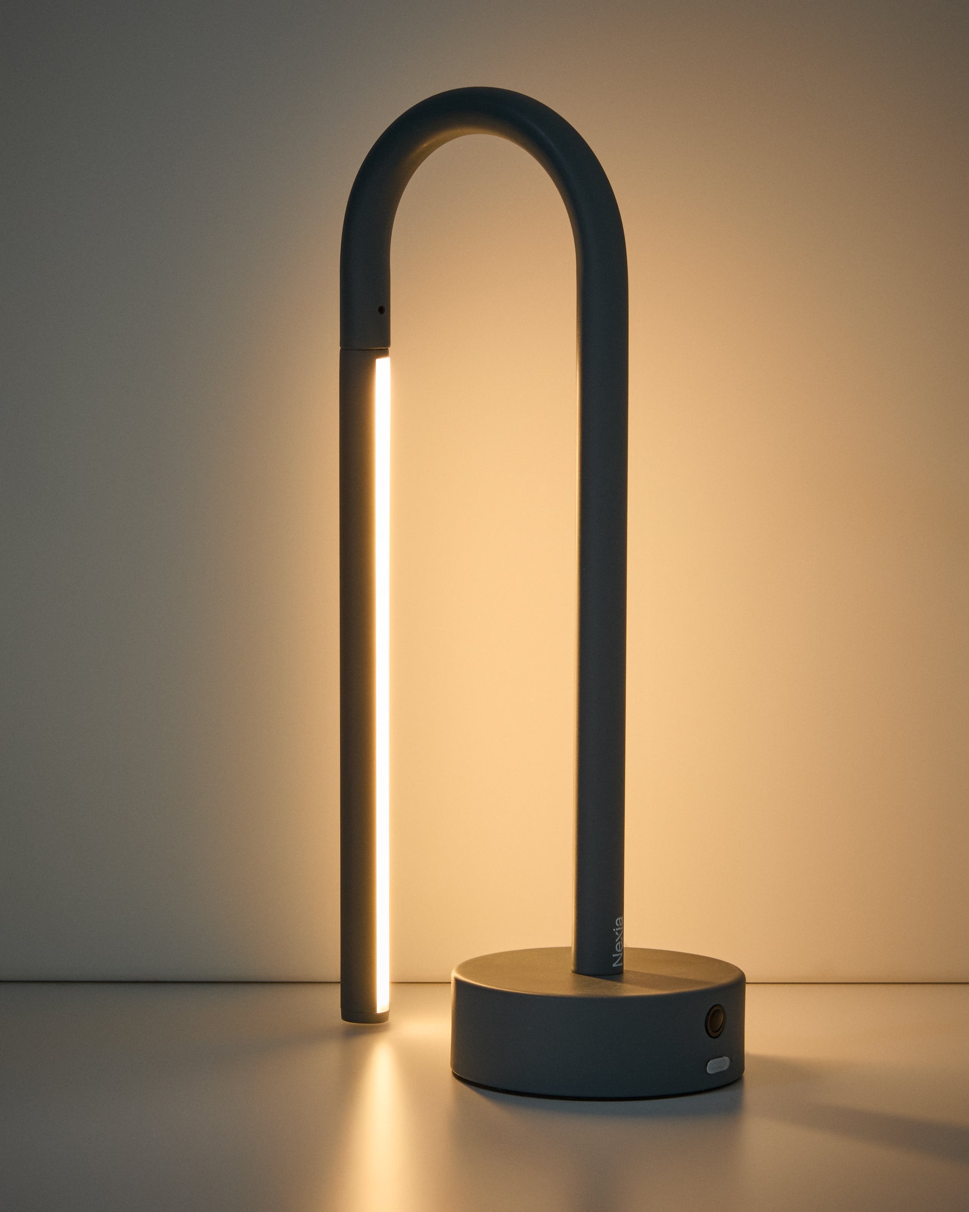 Bow blue aluminium portable table lamp - Detail