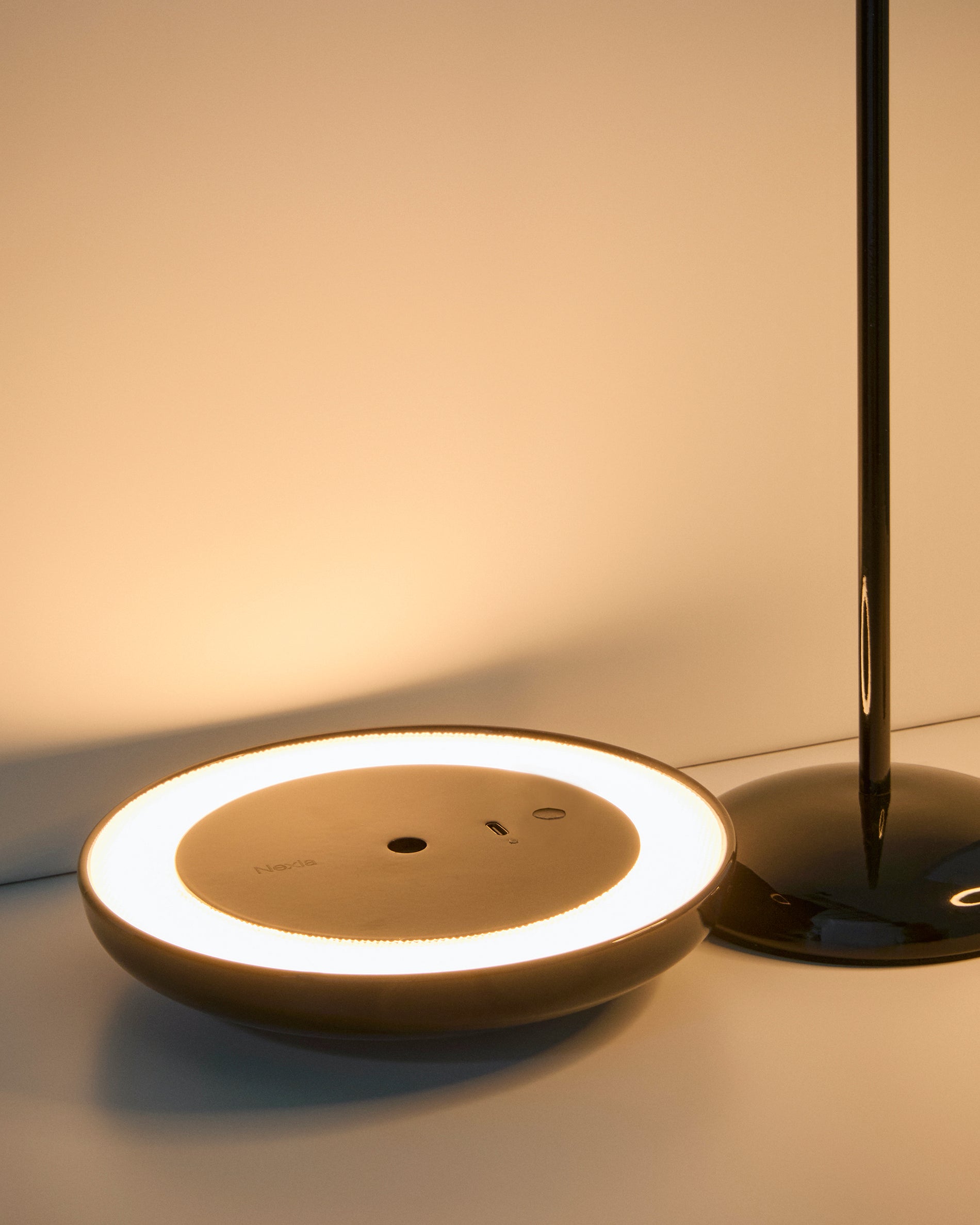 Porte black aluminium portable table lamp - Detail