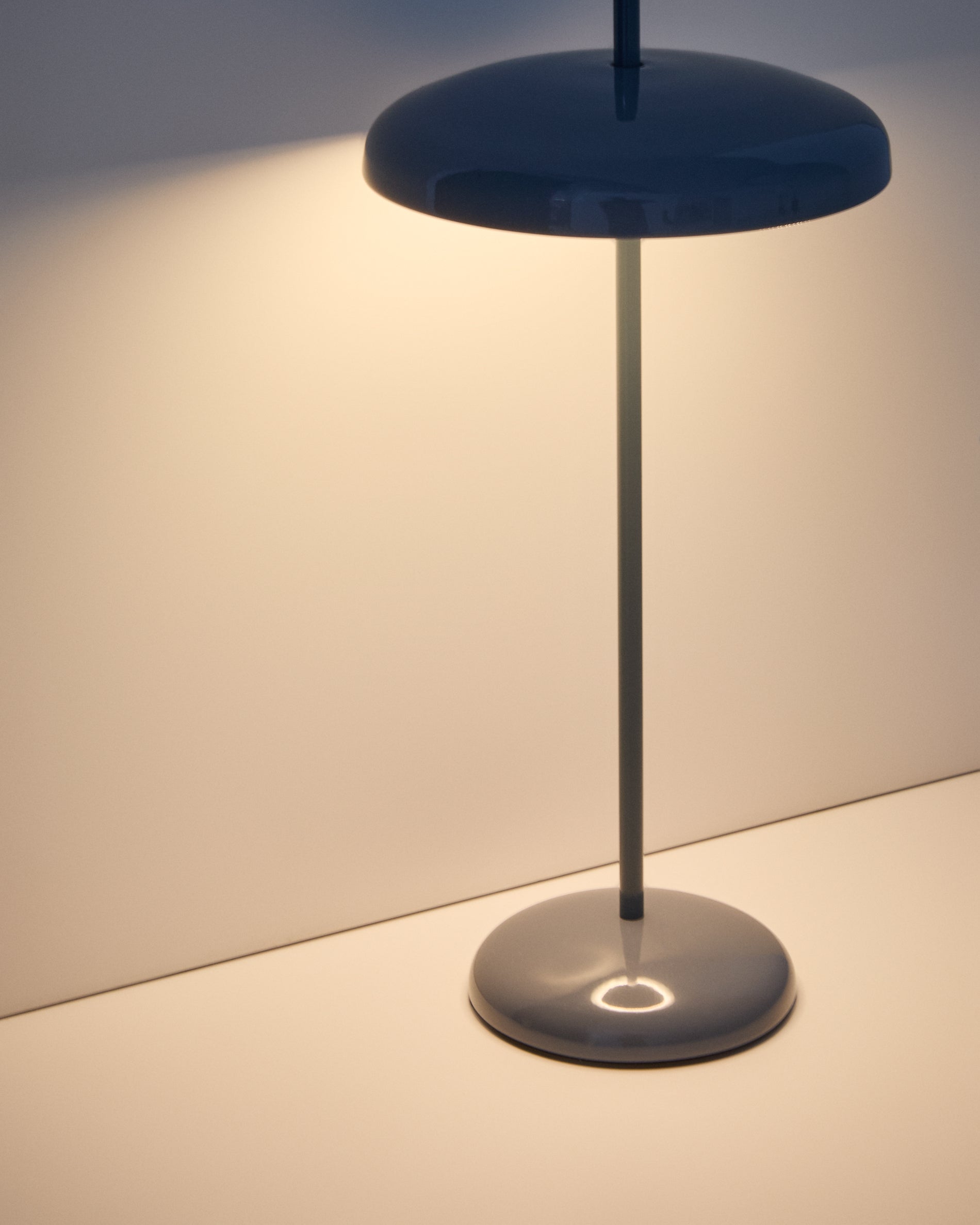 Porte blue aluminium portable table lamp - Detail
