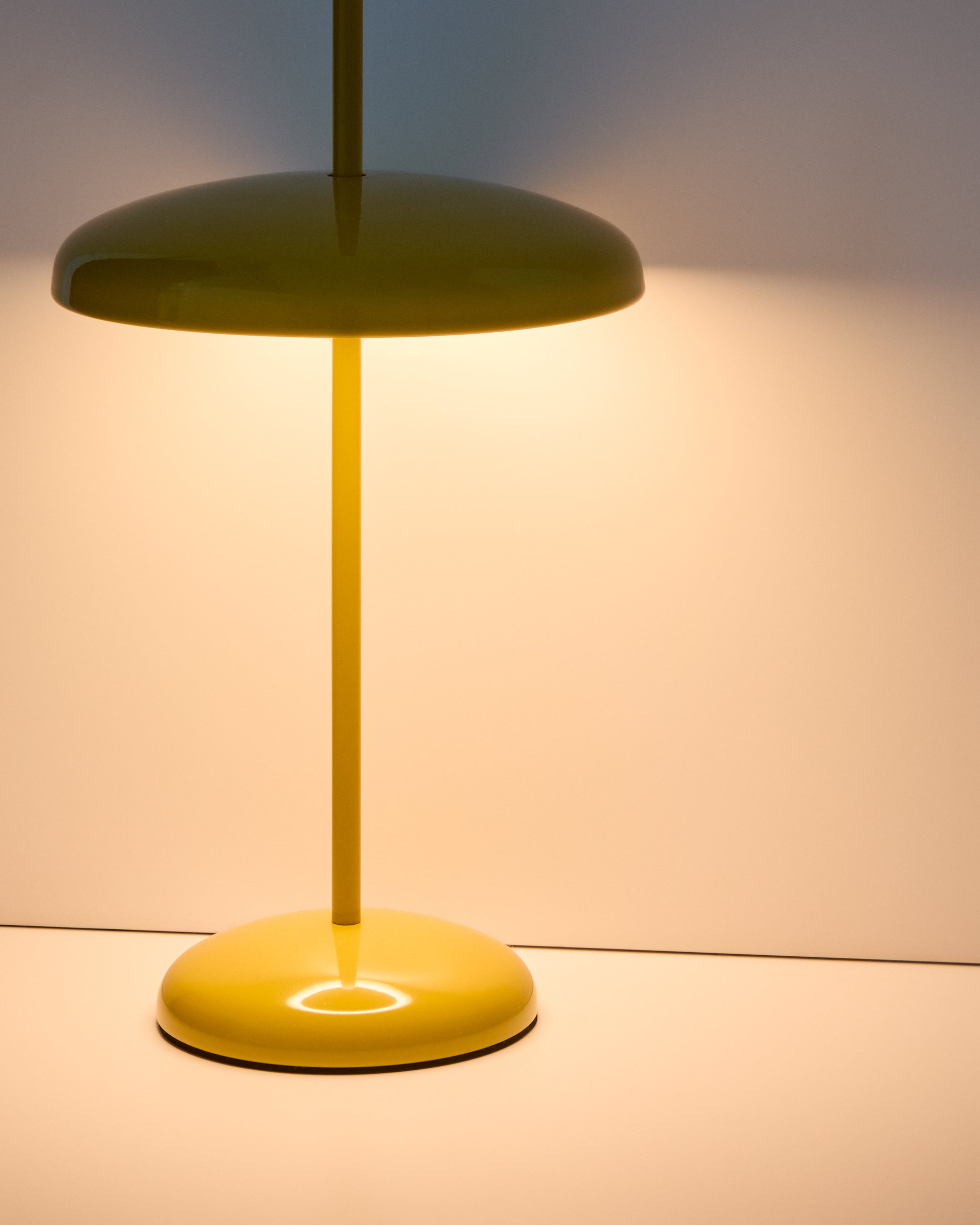 Porte yellow aluminium portable table lamp - Detail