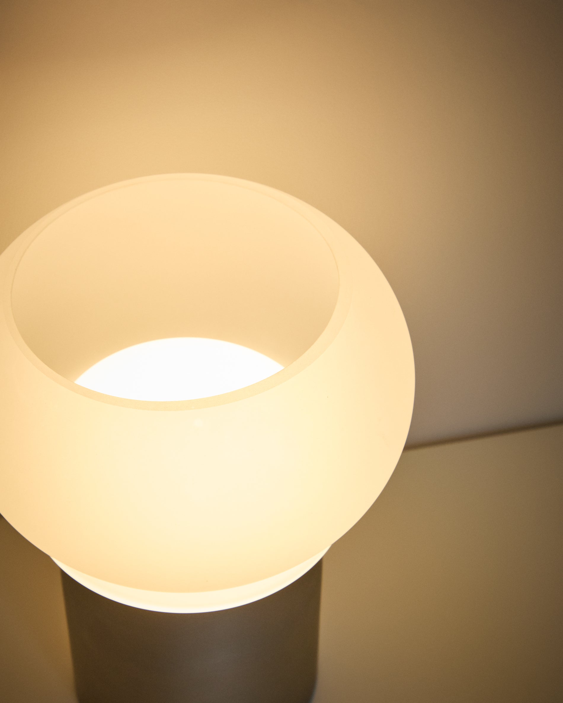 Leruna LED table lamp in frosted glass and metal with a galvanised finish Ø 20 cm - Detail