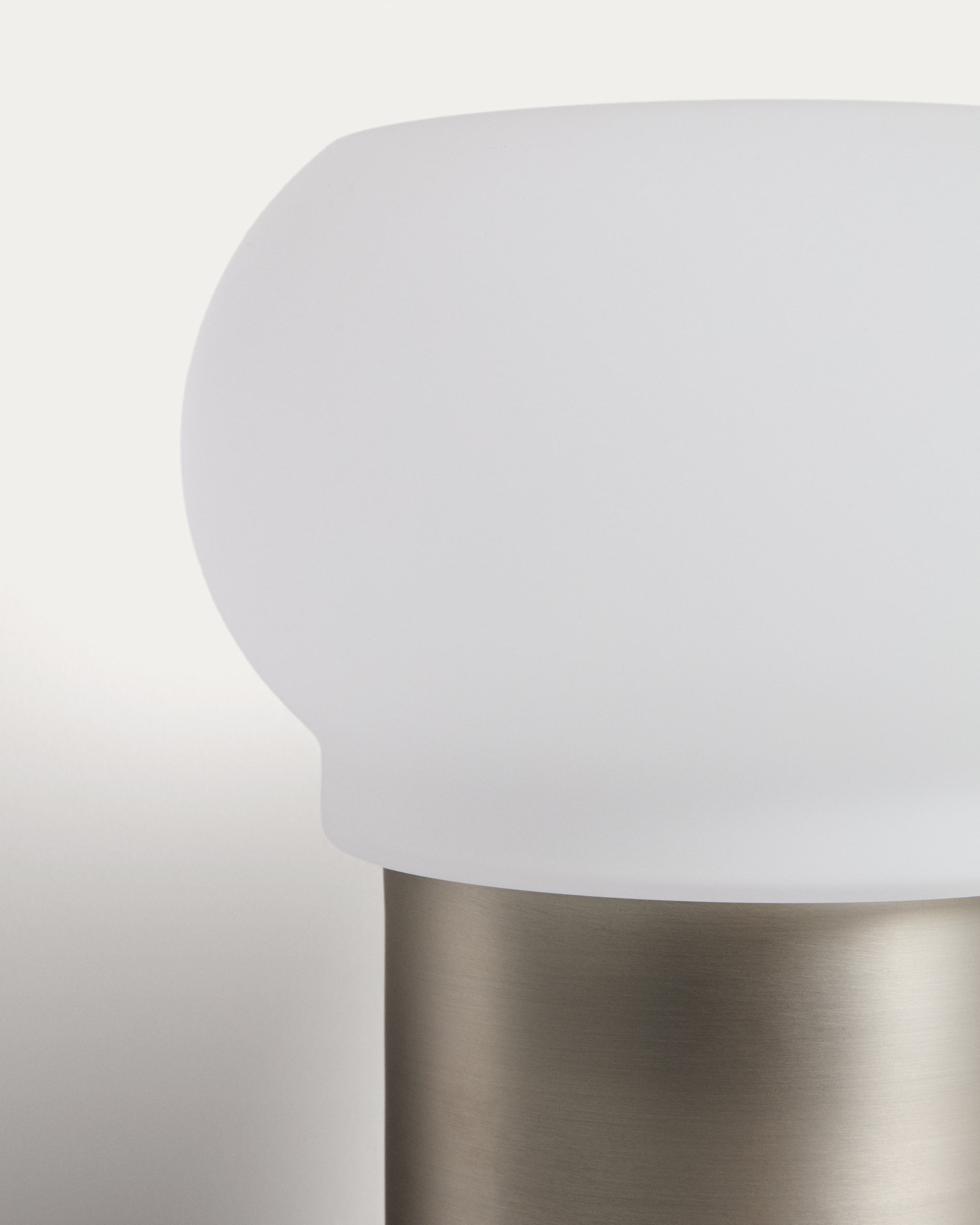 Leruna LED table lamp in frosted glass and metal with a galvanised finish Ø 20 cm - Detail