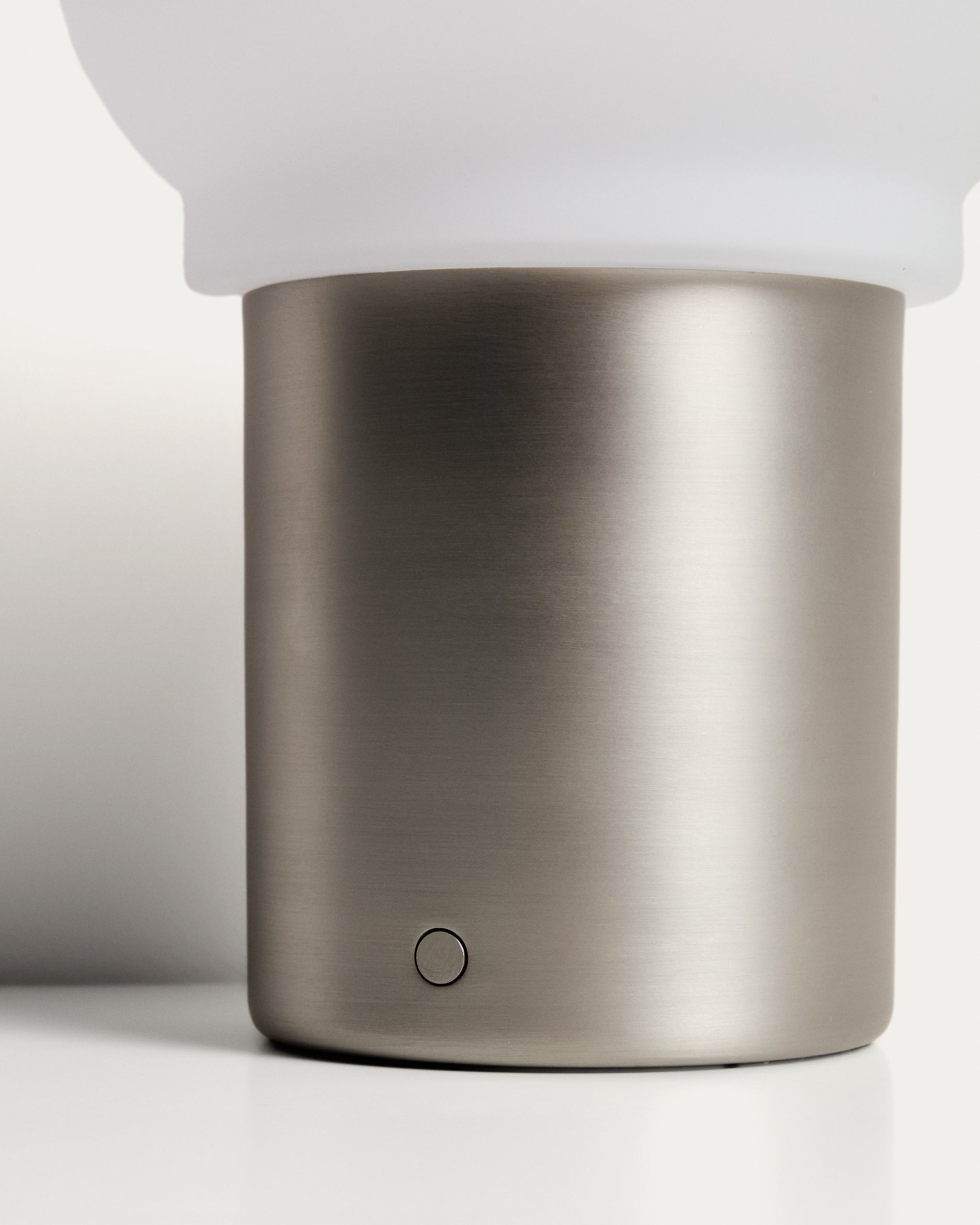 Leruna LED table lamp in frosted glass and metal with a galvanised finish Ø 20 cm - Detail