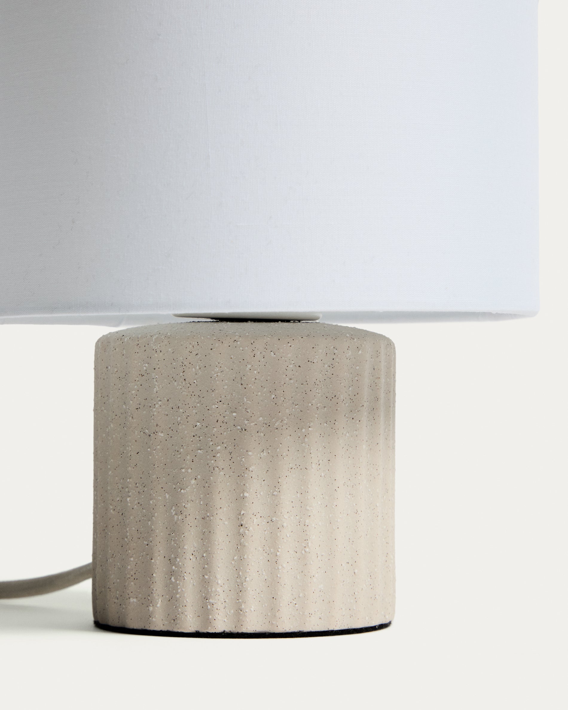 Eshe ceramic table lamp with beige finish - Detail