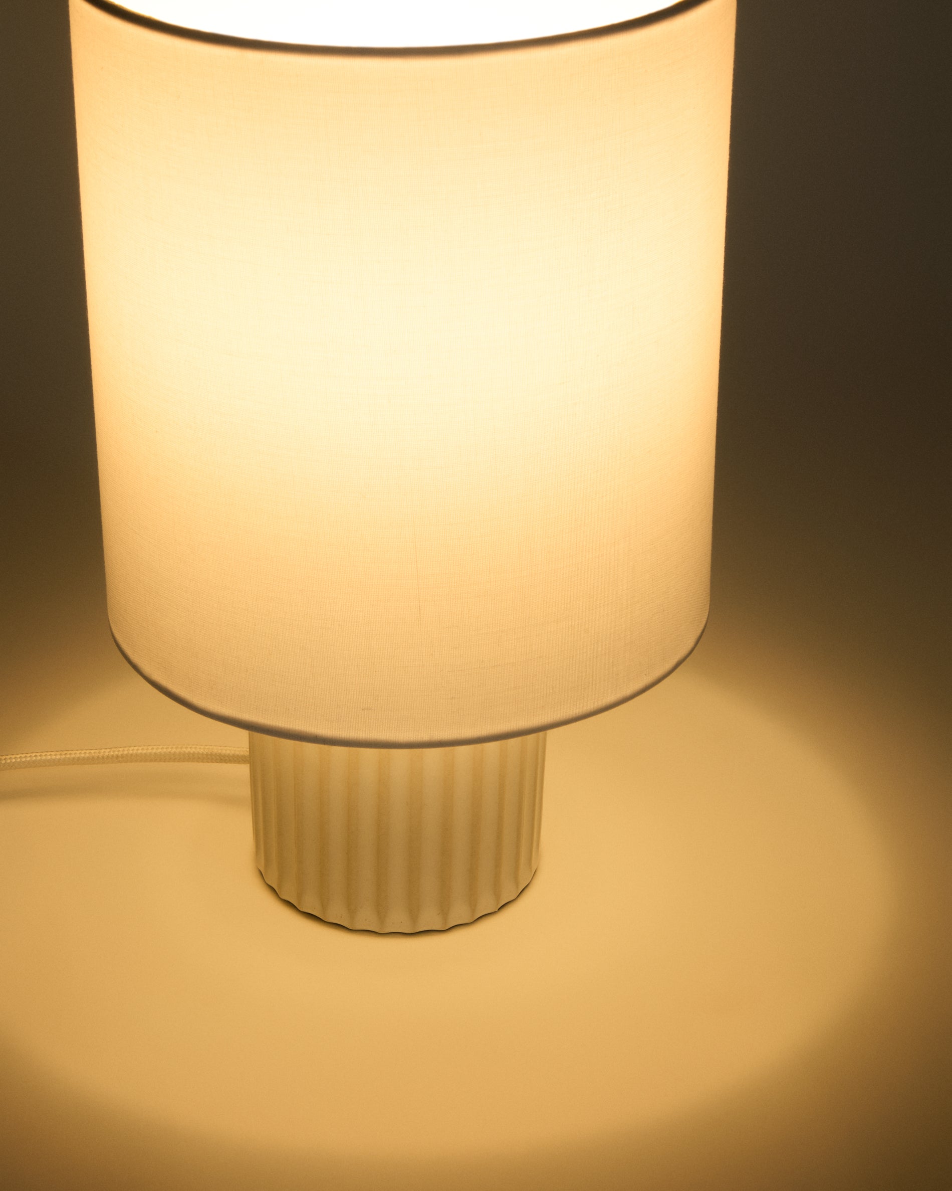 Eshe ceramic table lamp with white finish - Detail