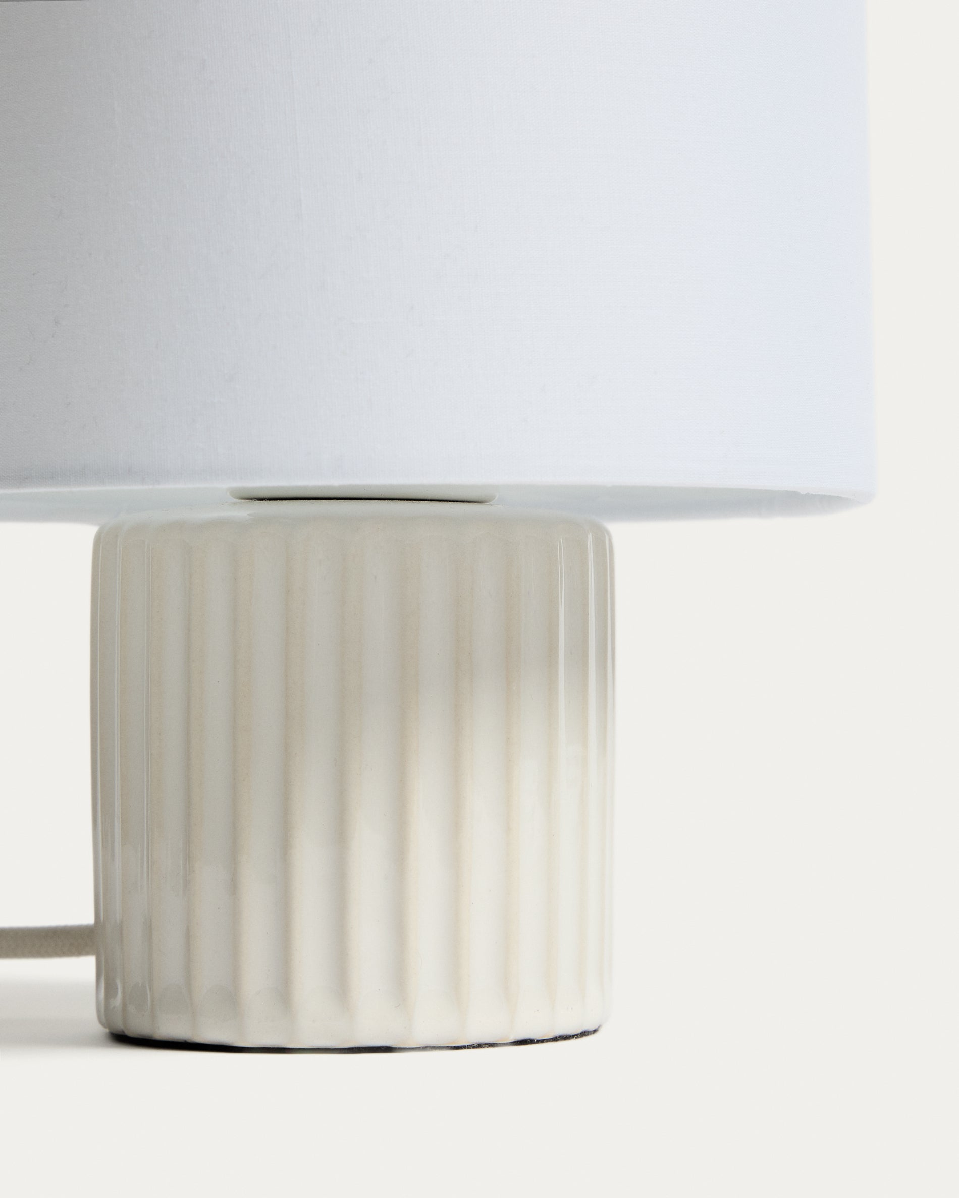Eshe ceramic table lamp with white finish - Detail