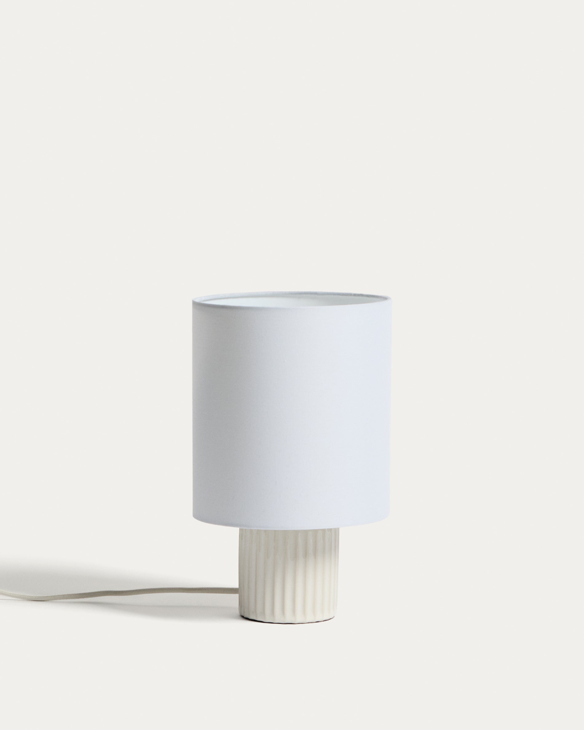 Eshe ceramic table lamp with white finish - Product View