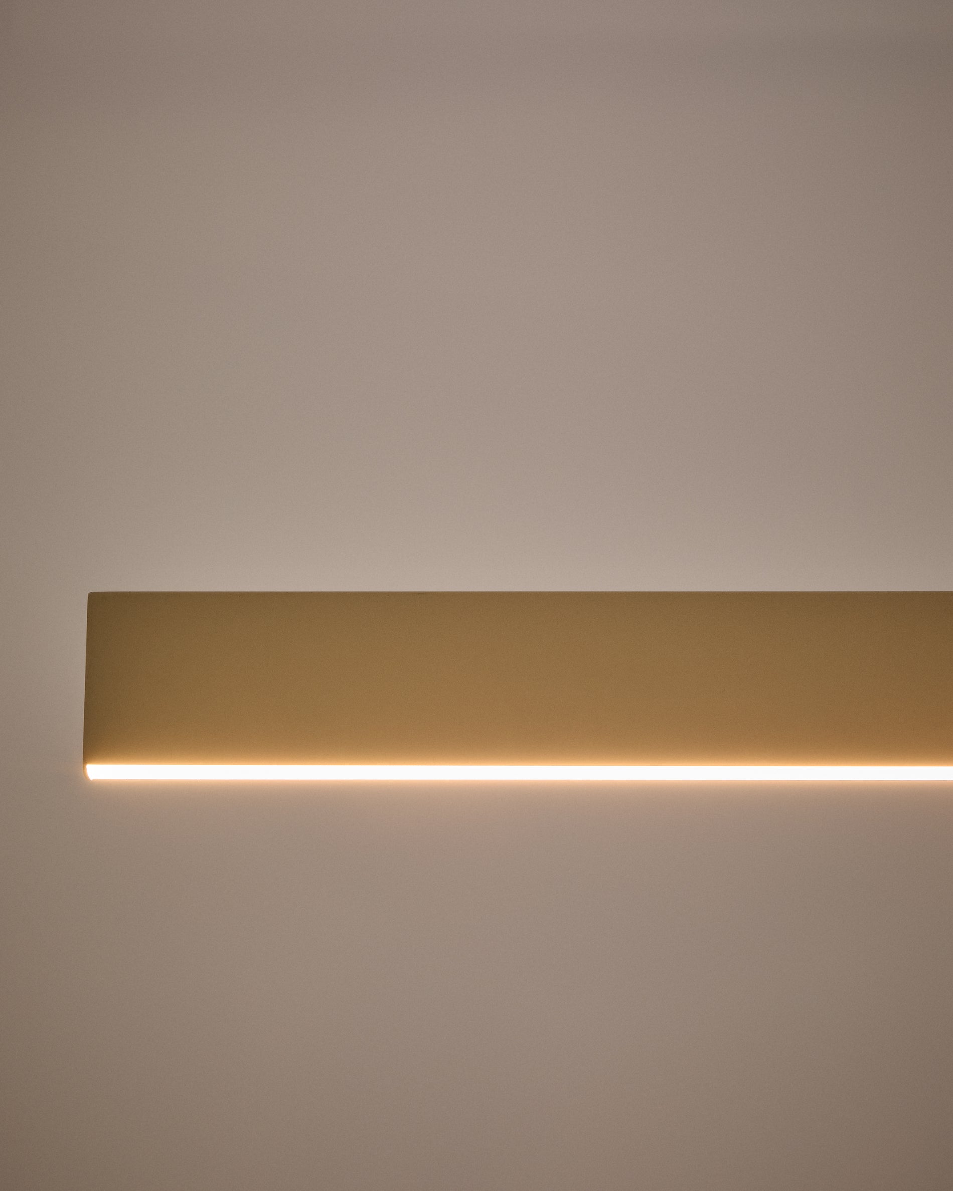 Boadella aluminium ceiling lamp with beige painted finish - Detail