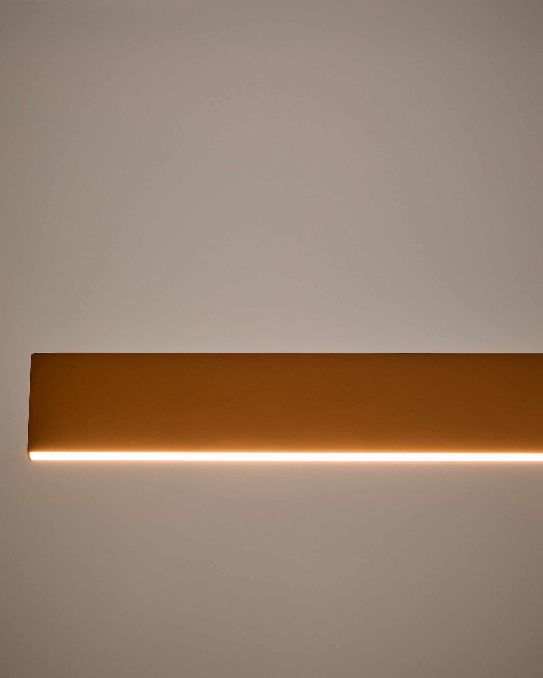 Boadella aluminium ceiling lamp with terracotta painted finish - Detail