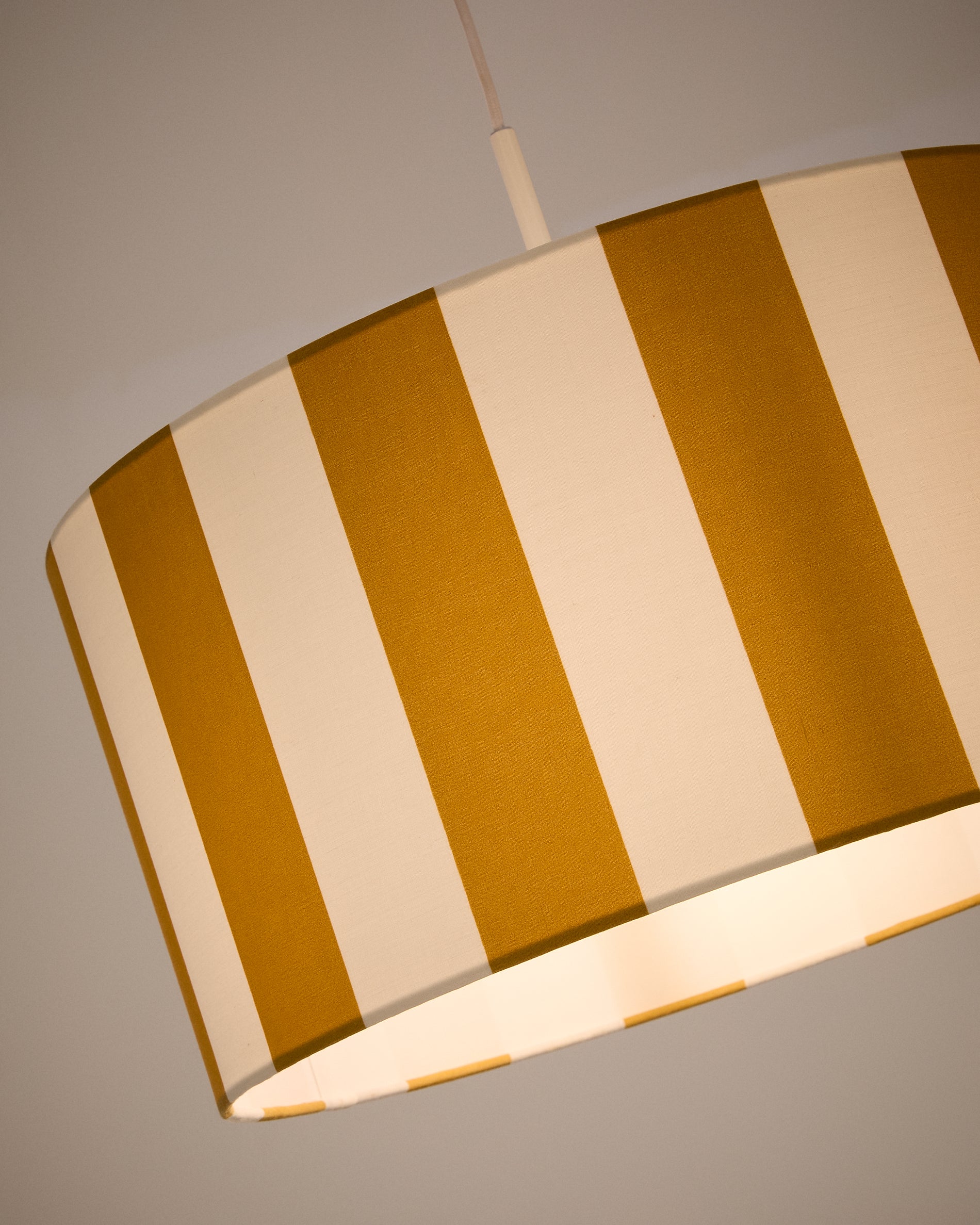 Ciral ceiling lamp shade with yellow and white stripes, Ø 40 cm - Detail