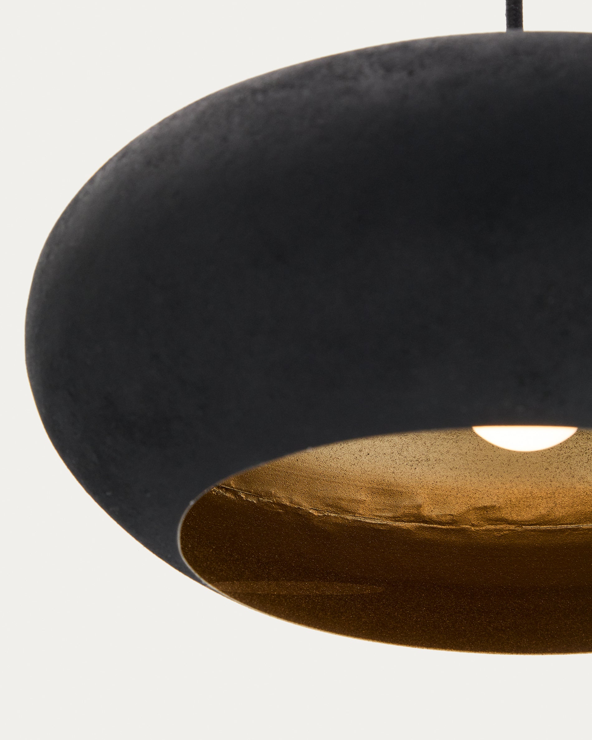Inda metal ceiling lamp in a black finish, Ø 30 cm - Detail