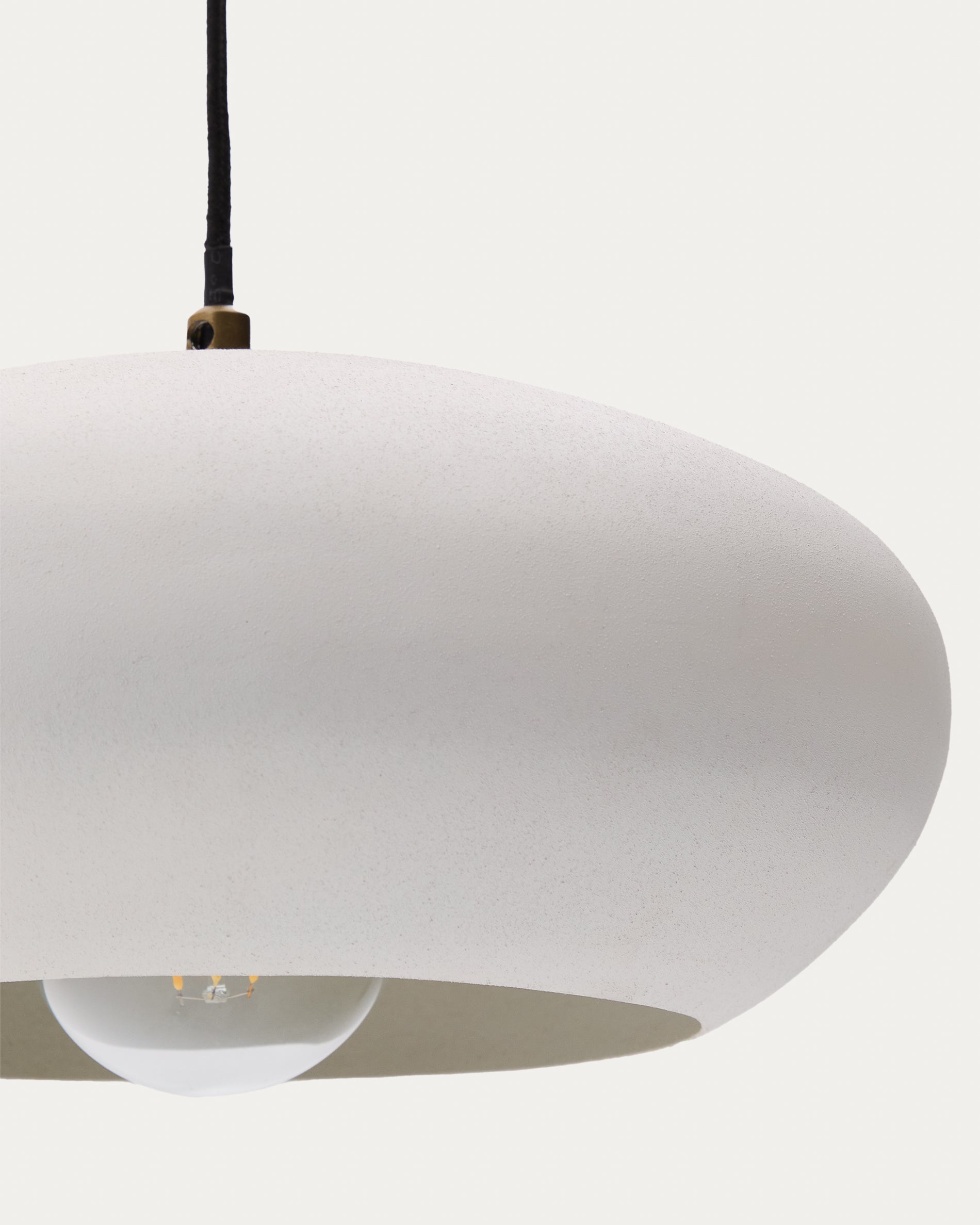Inda metal ceiling lamp in a white finish, Ø 30 cm - Detail