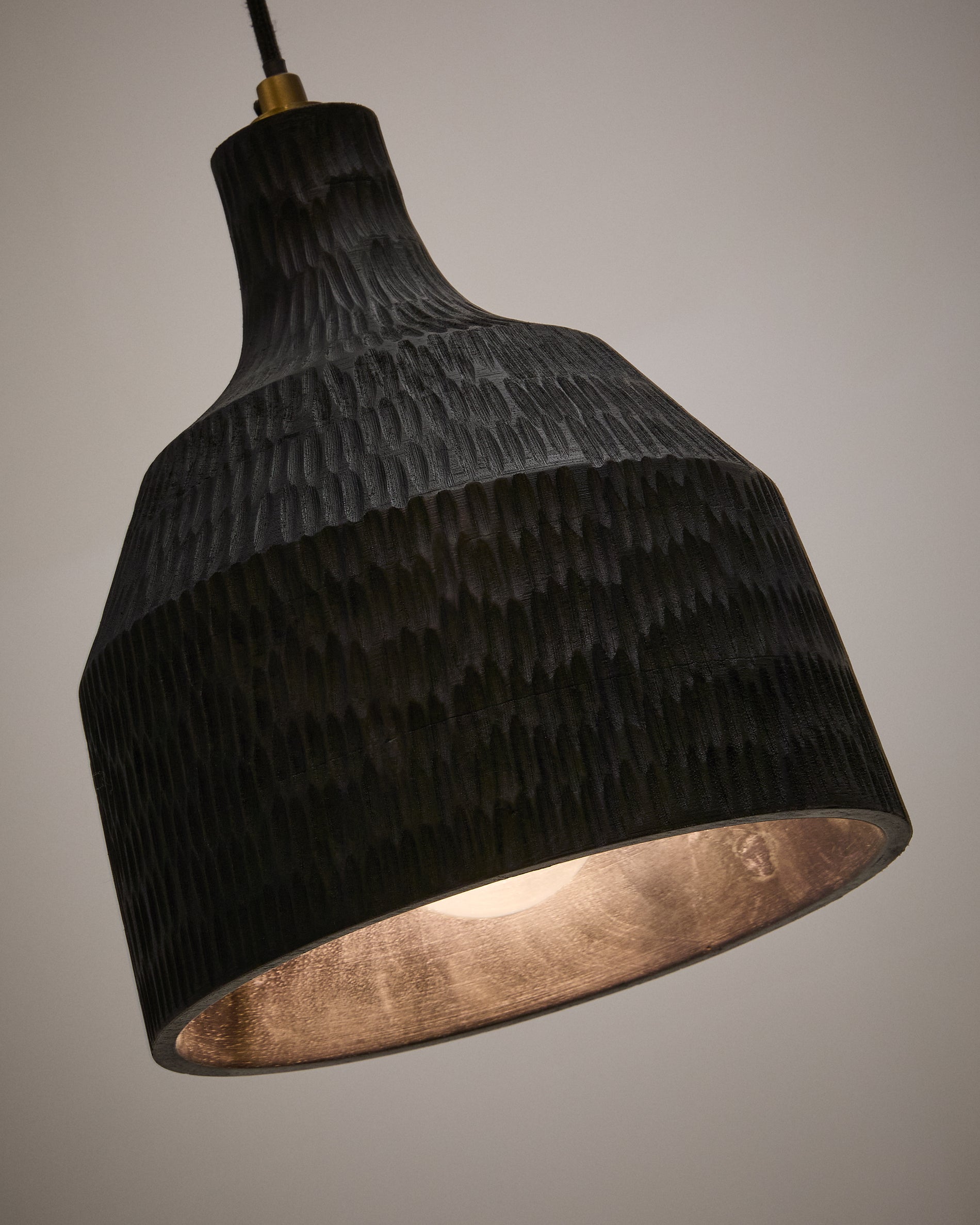 Amire wooden ceiling lamp in a black finish, Ø 21 cm - Detail