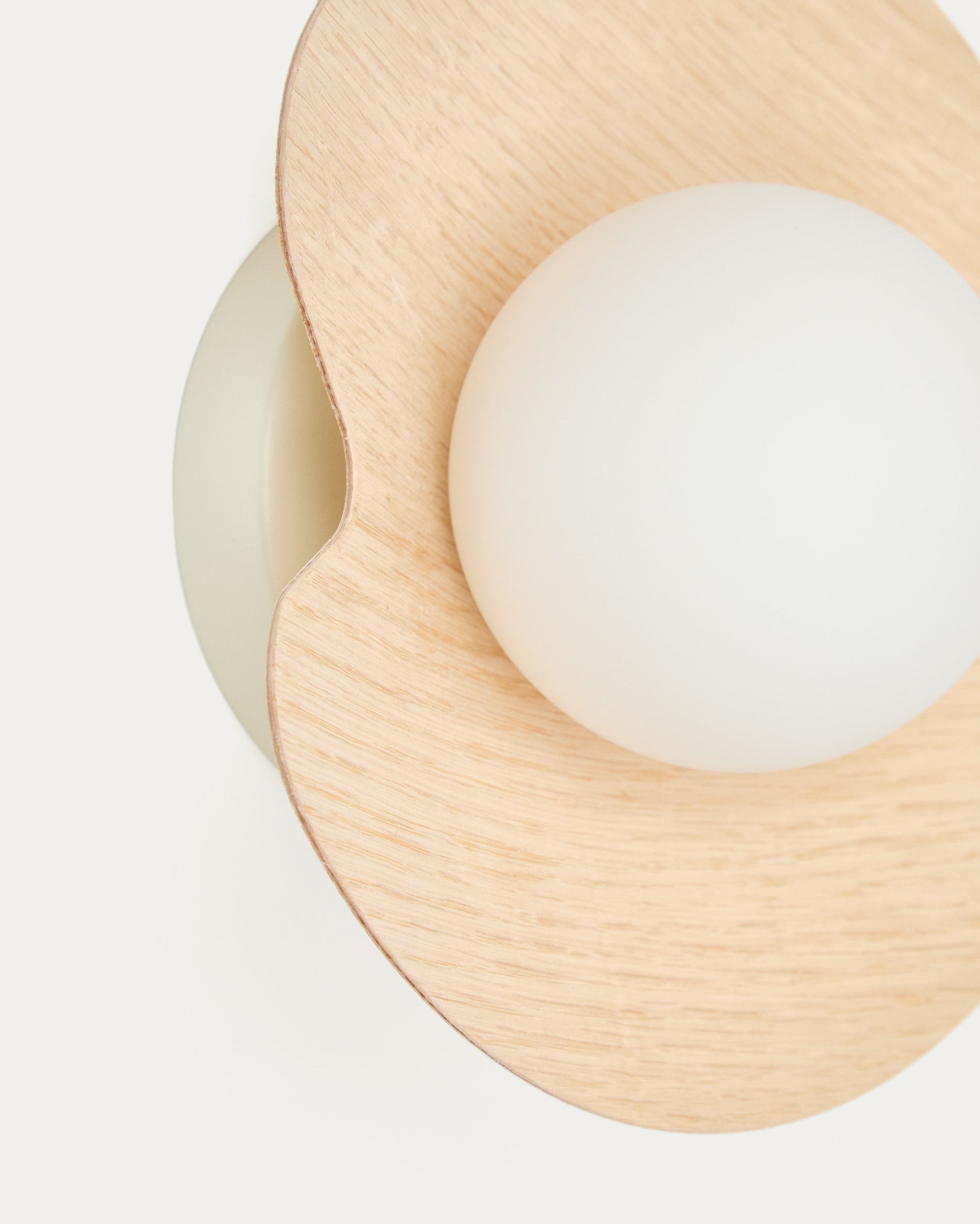 Wilara oak veneer wall-mounted light fixture with 1 smoked glass ball - Detail
