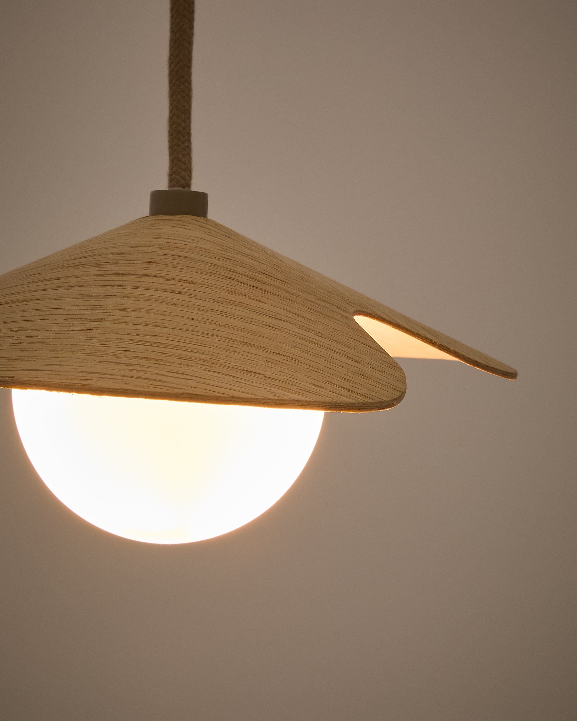 Wilara oak veneer ceiling lamp with 1 white smoked glass ball - Detail