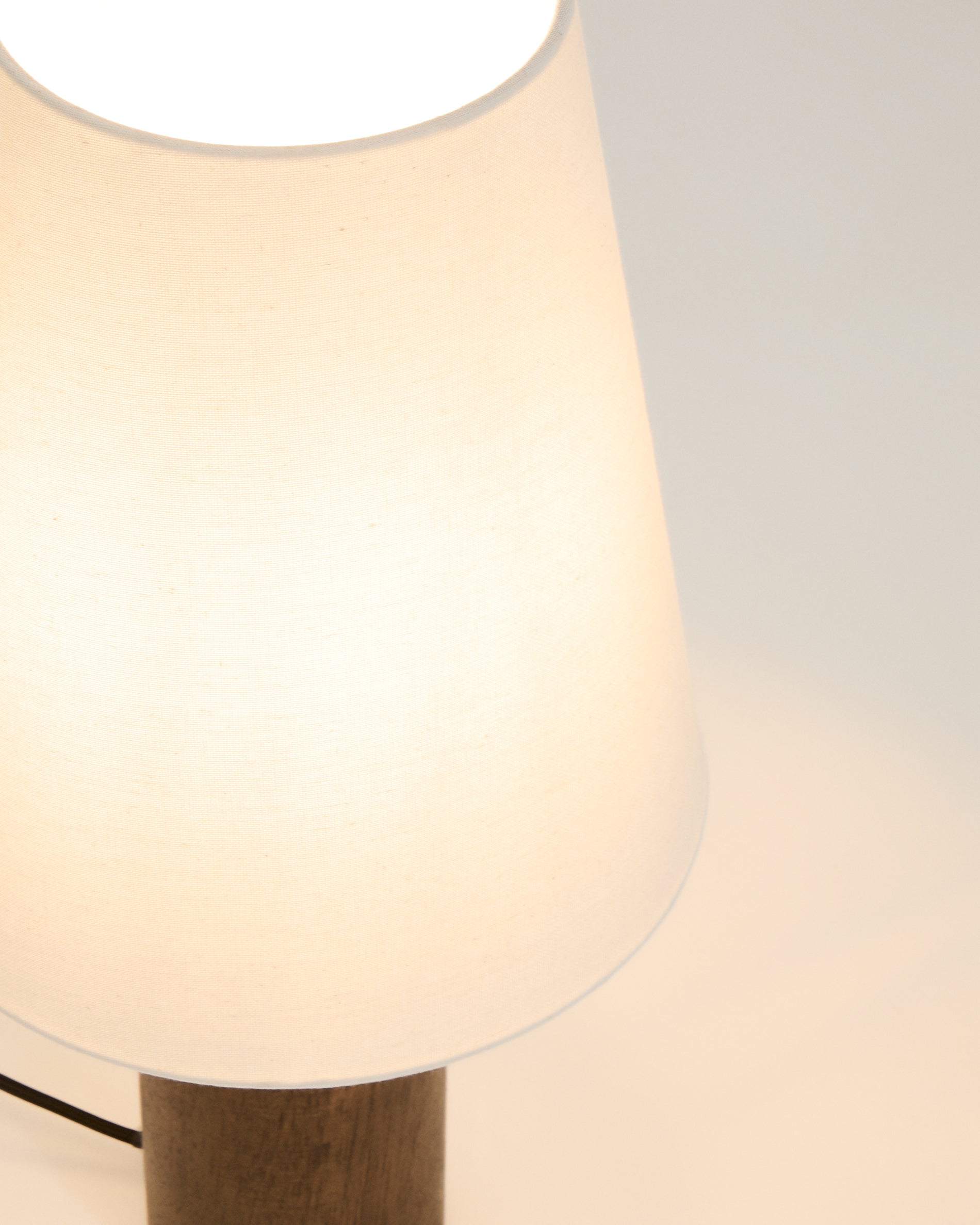 Marga table lamp made from solid rubber wood with dark finish - Detail