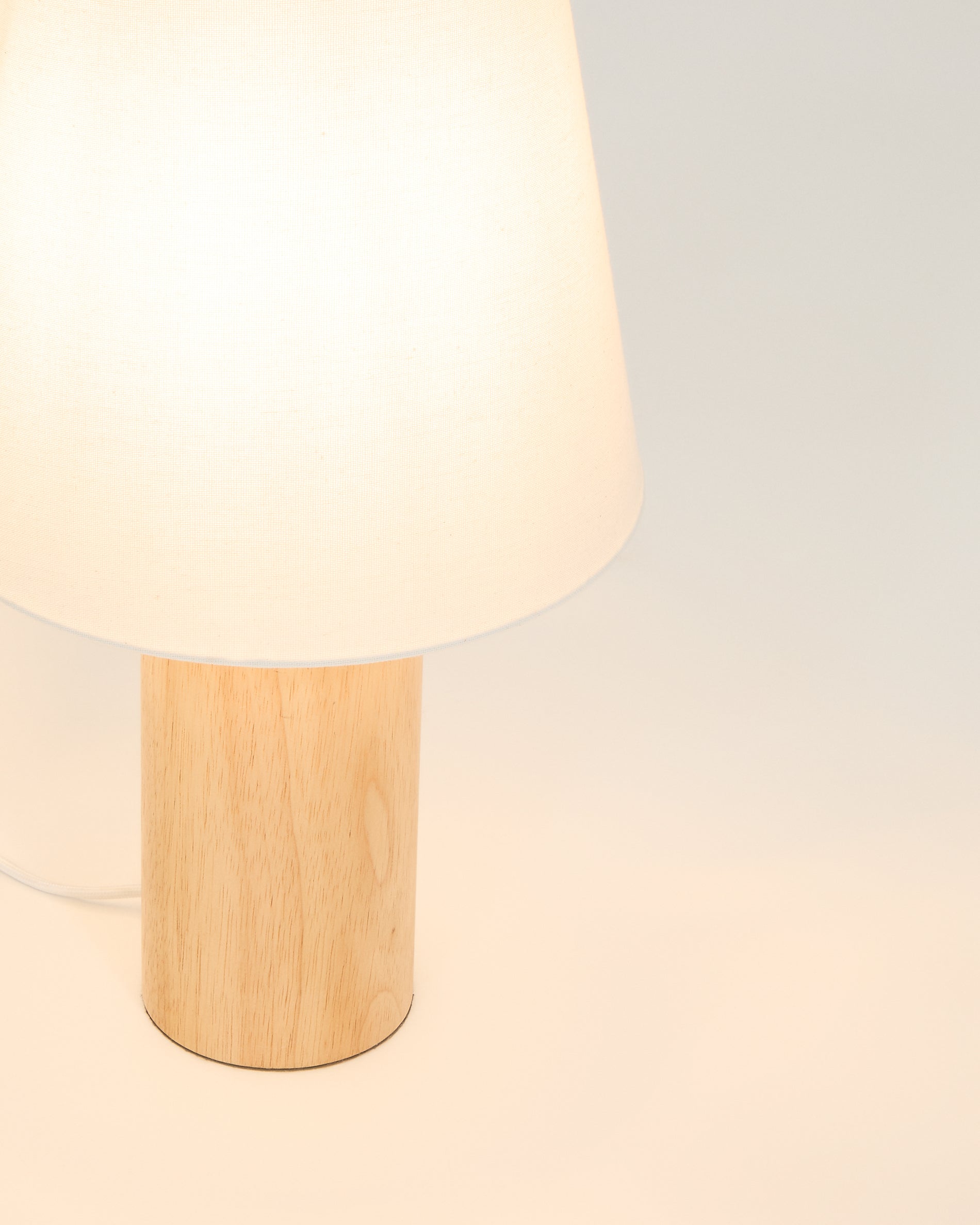 Marga table lamp made from solid rubber wood with natural finish - Detail